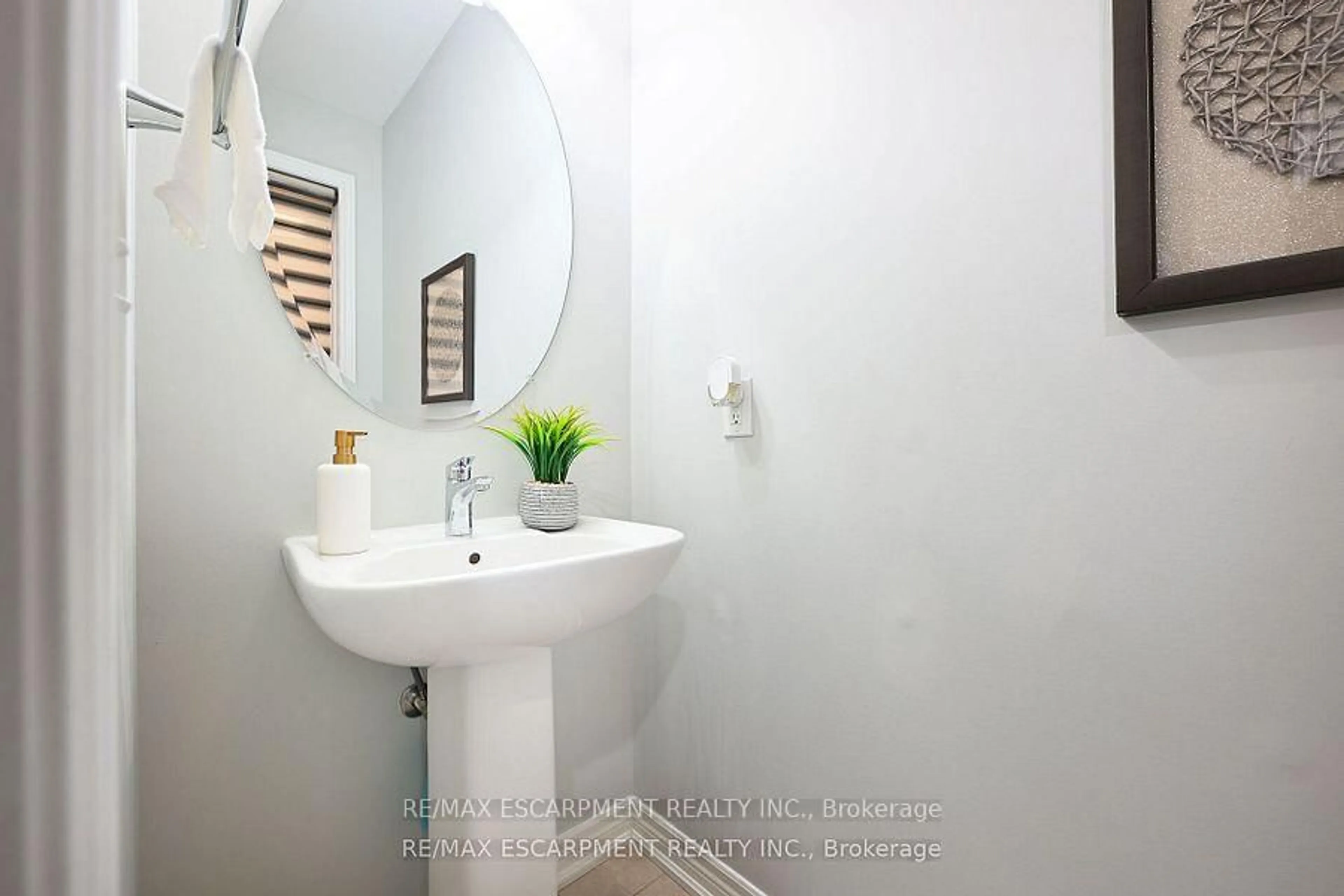 Standard bathroom, ceramic/tile floor for 71 Chaumont Dr, Hamilton Ontario L8J 0J8