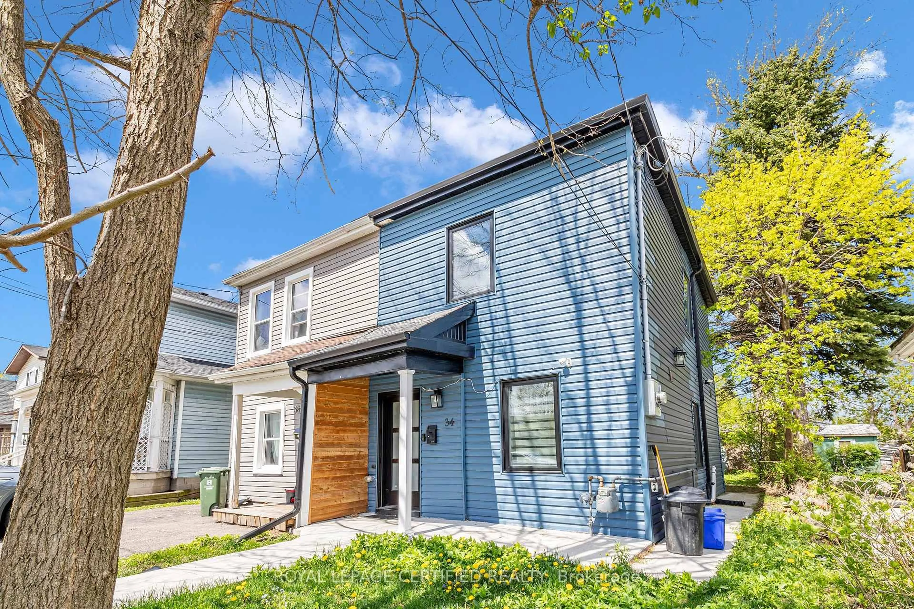 Home with vinyl exterior material, street for 34 Ward Ave, Hamilton Ontario L8S 2E6