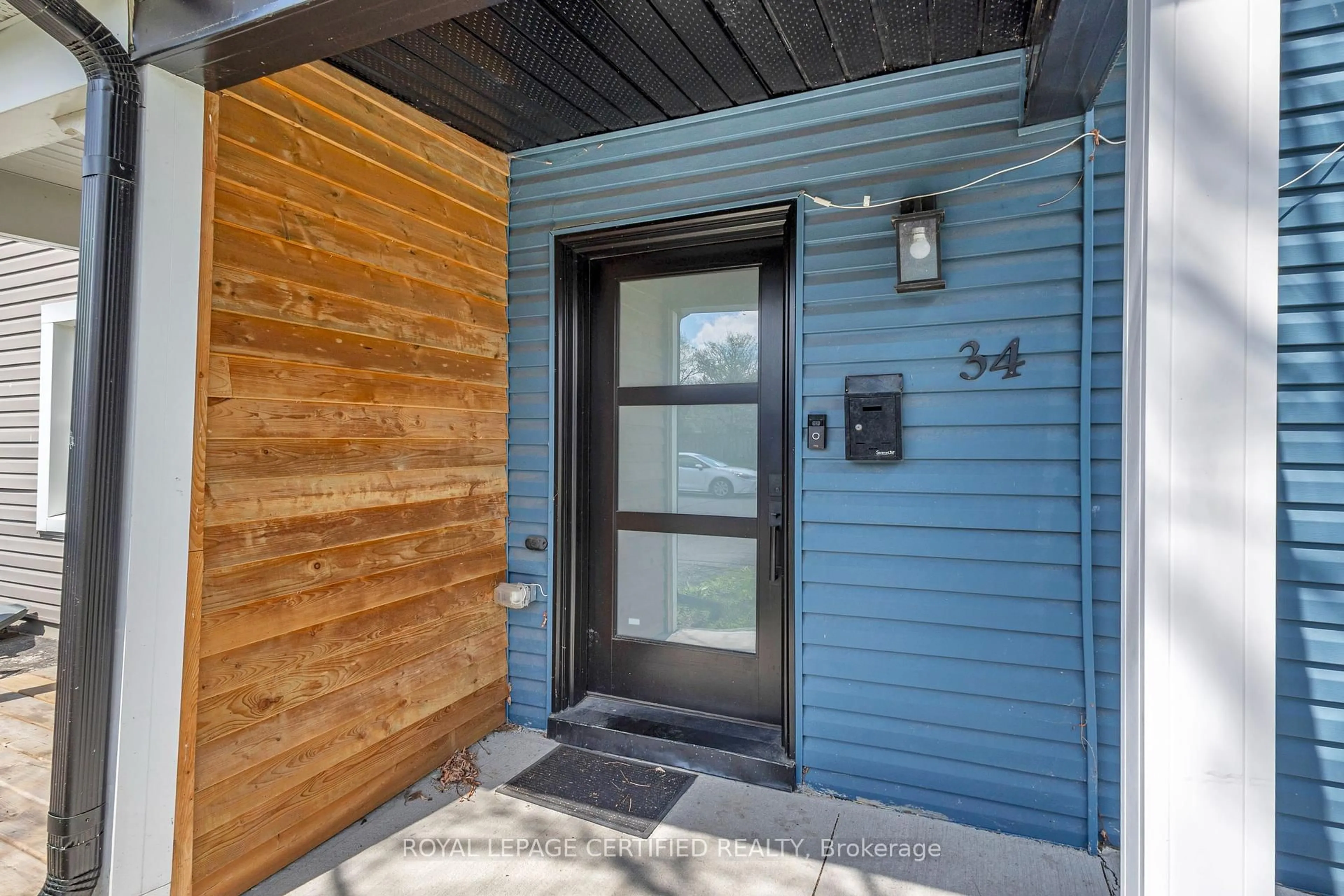 Indoor entryway for 34 Ward Ave, Hamilton Ontario L8S 2E6