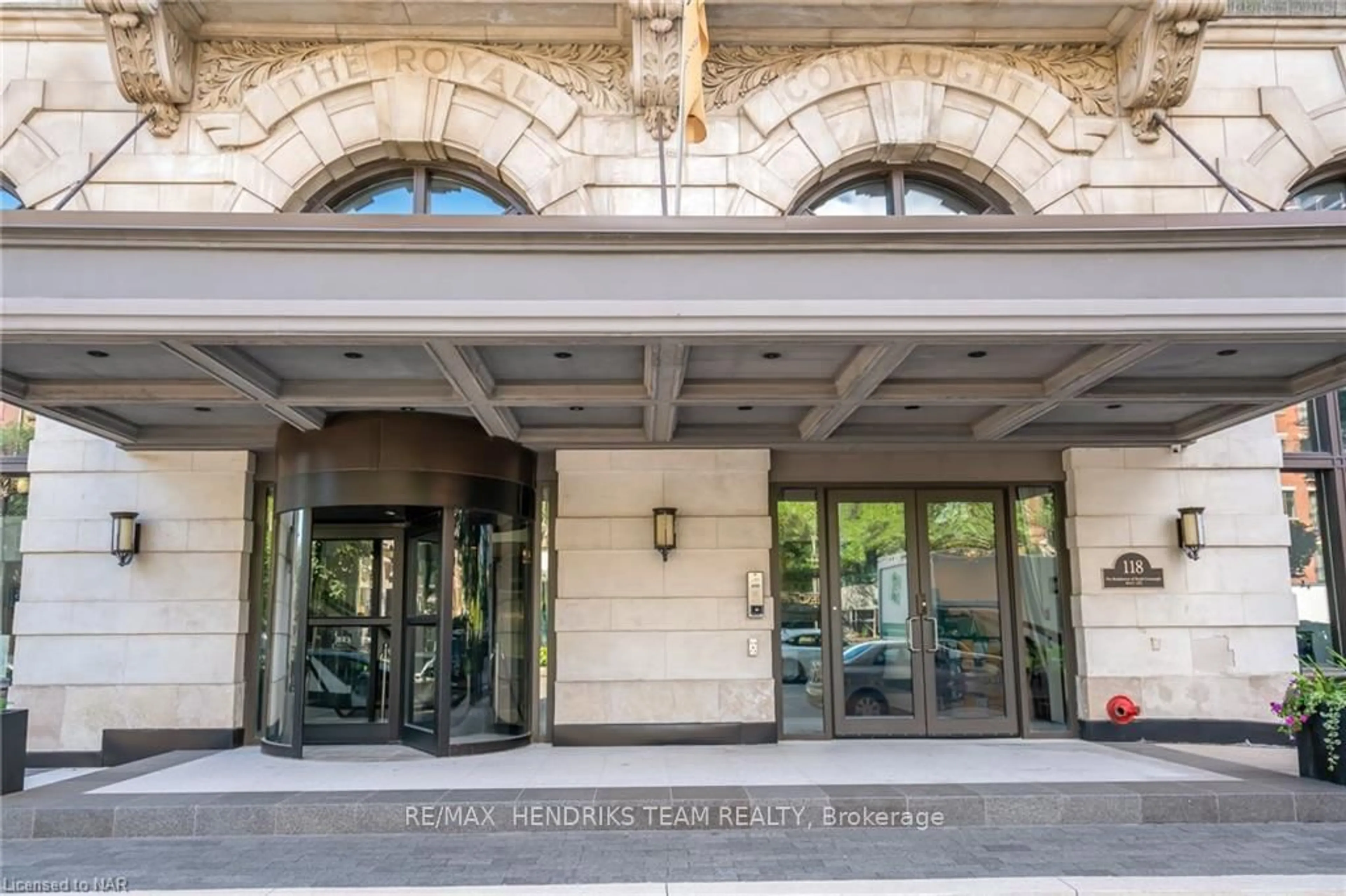 Indoor foyer for 112 KING St #LPH10, Hamilton Ontario L8N 1A8