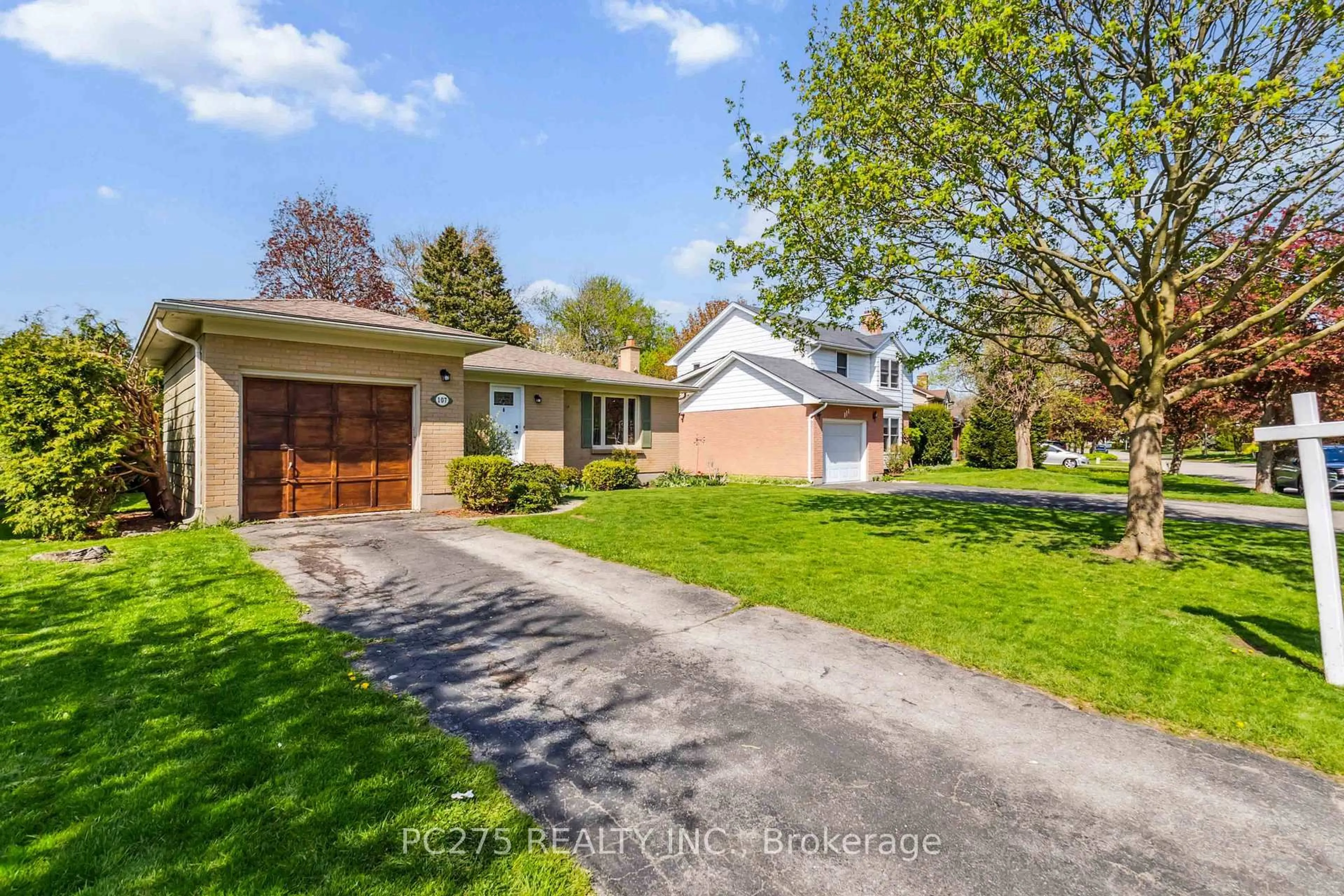 A pic from outside/outdoor area/front of a property/back of a property/a pic from drone, street for 107 Inverary Cres, London North Ontario N6G 3L7