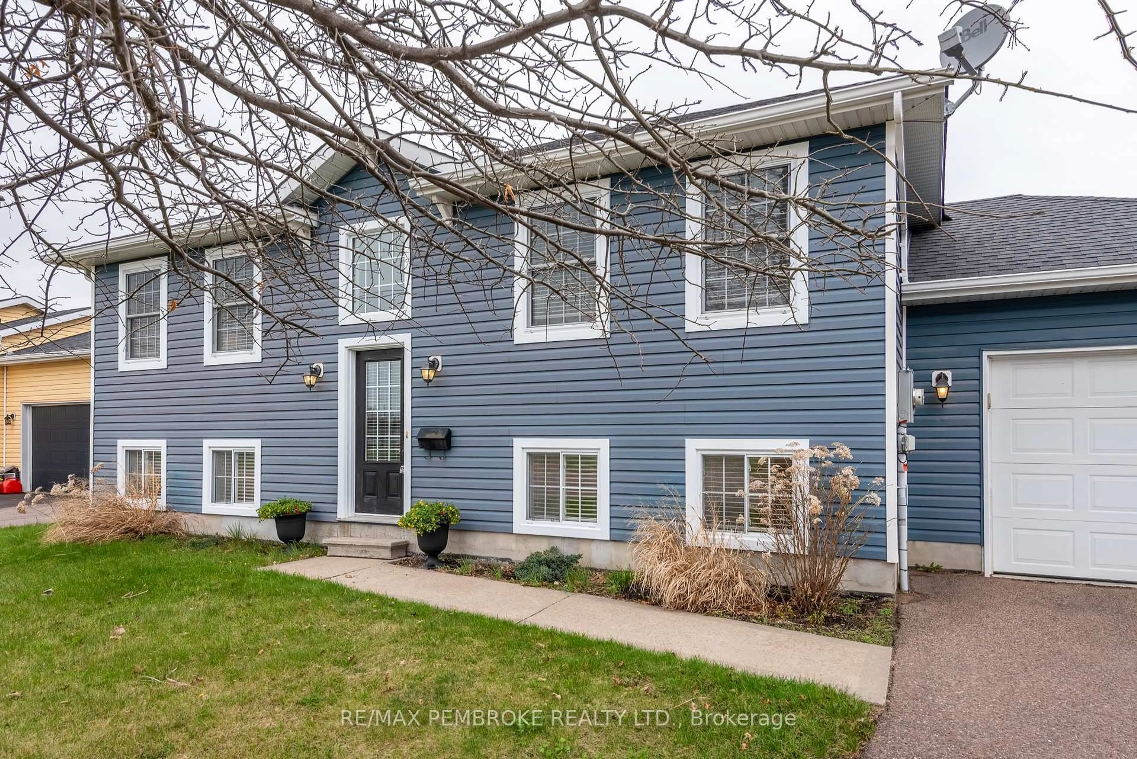 Home with vinyl exterior material, street for 1083 Victoria St, Petawawa Ontario K8H 2E6