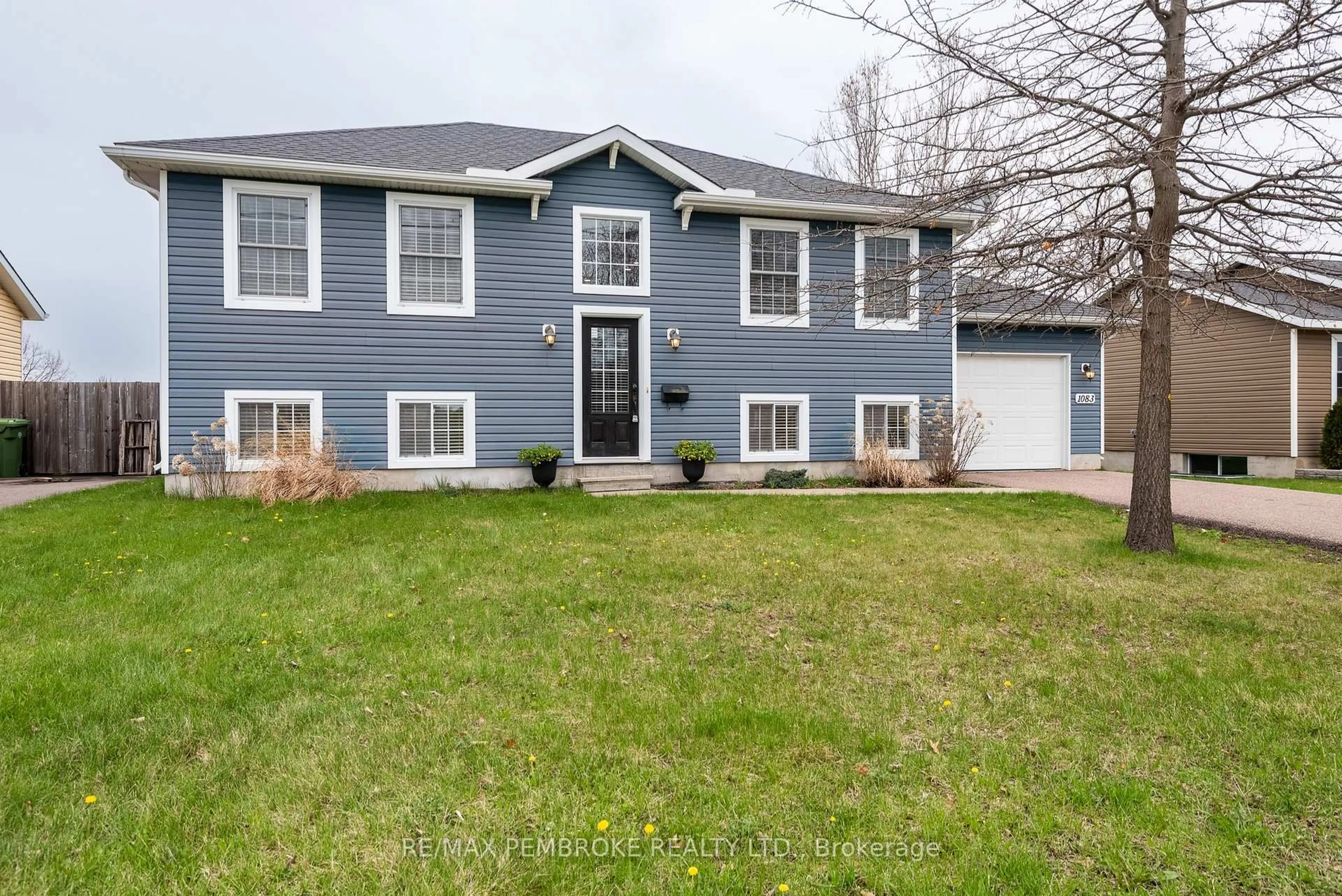 Home with vinyl exterior material, street for 1083 Victoria St, Petawawa Ontario K8H 2E6