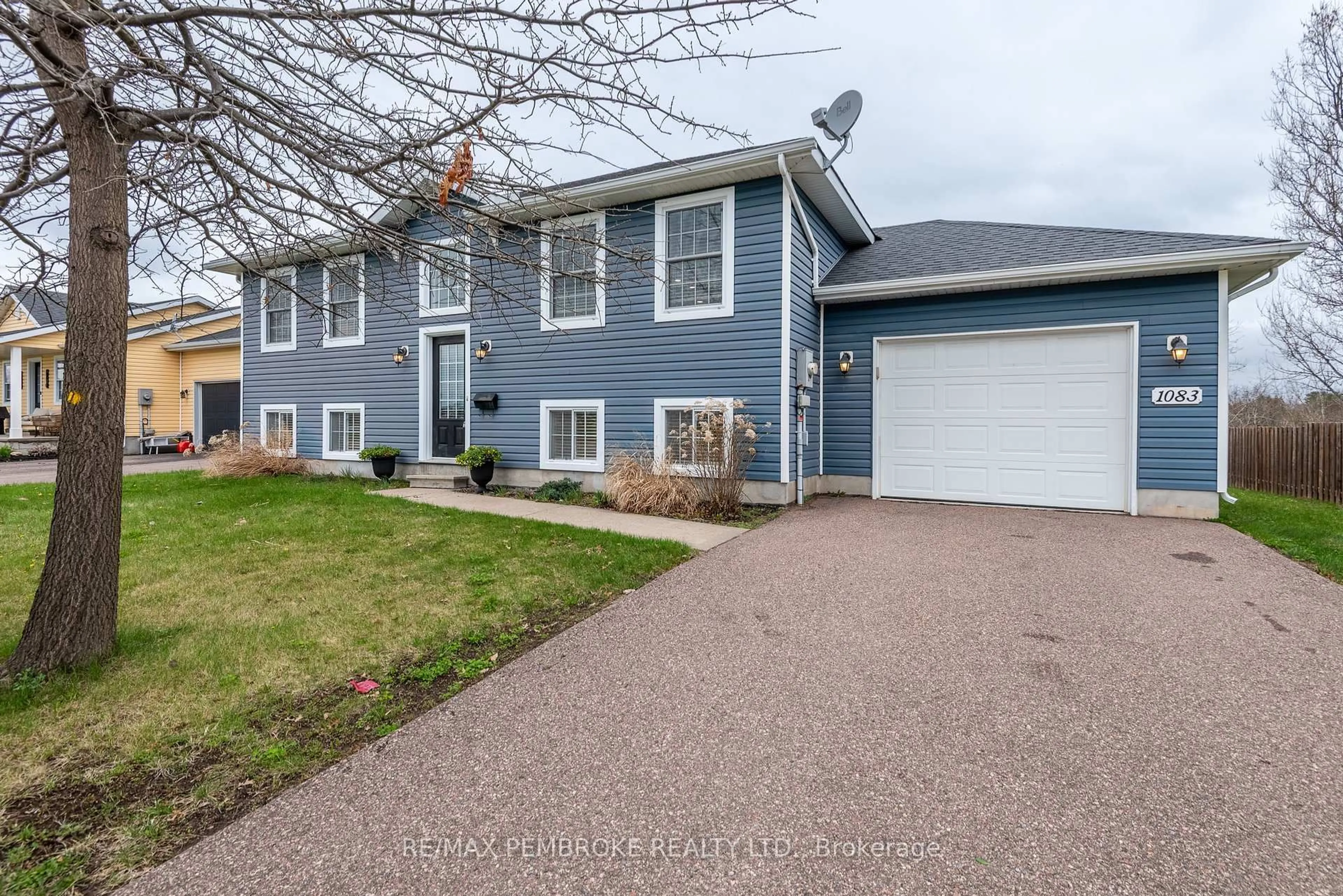 Home with vinyl exterior material, street for 1083 Victoria St, Petawawa Ontario K8H 2E6