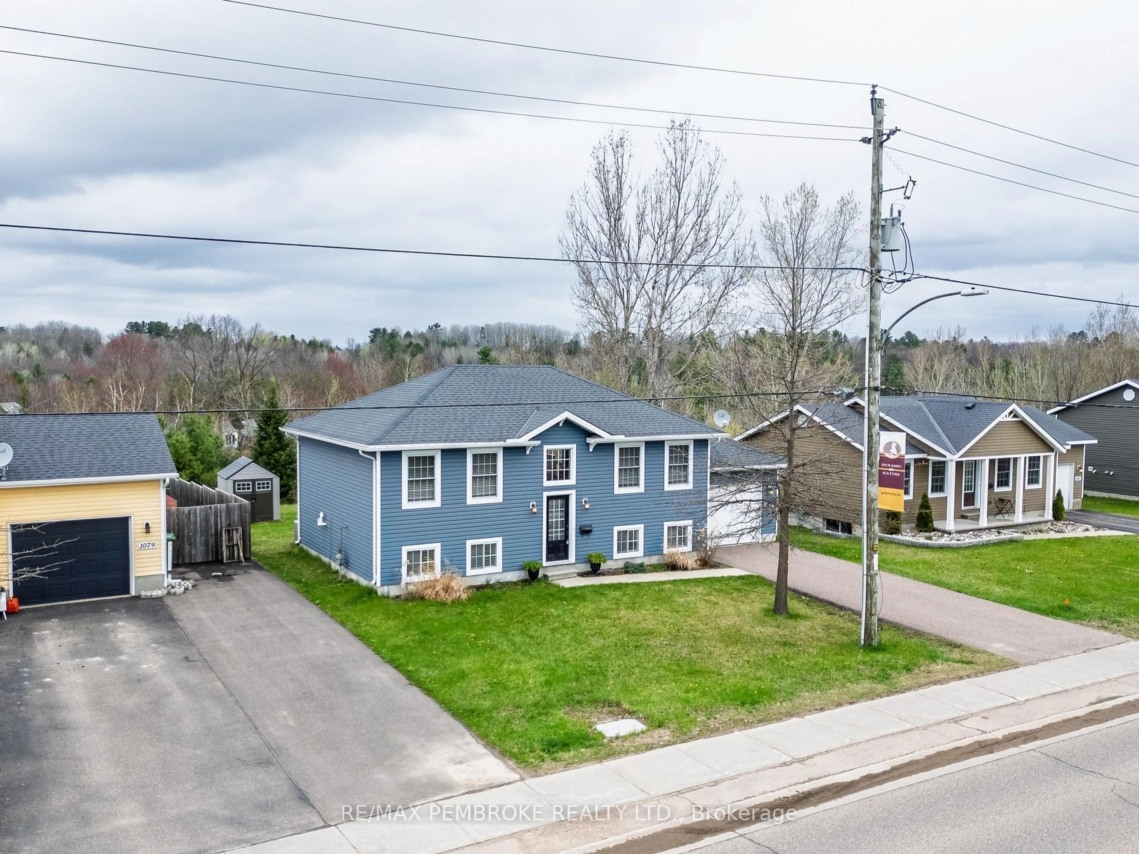 A pic from outside/outdoor area/front of a property/back of a property/a pic from drone, street for 1083 Victoria St, Petawawa Ontario K8H 2E6
