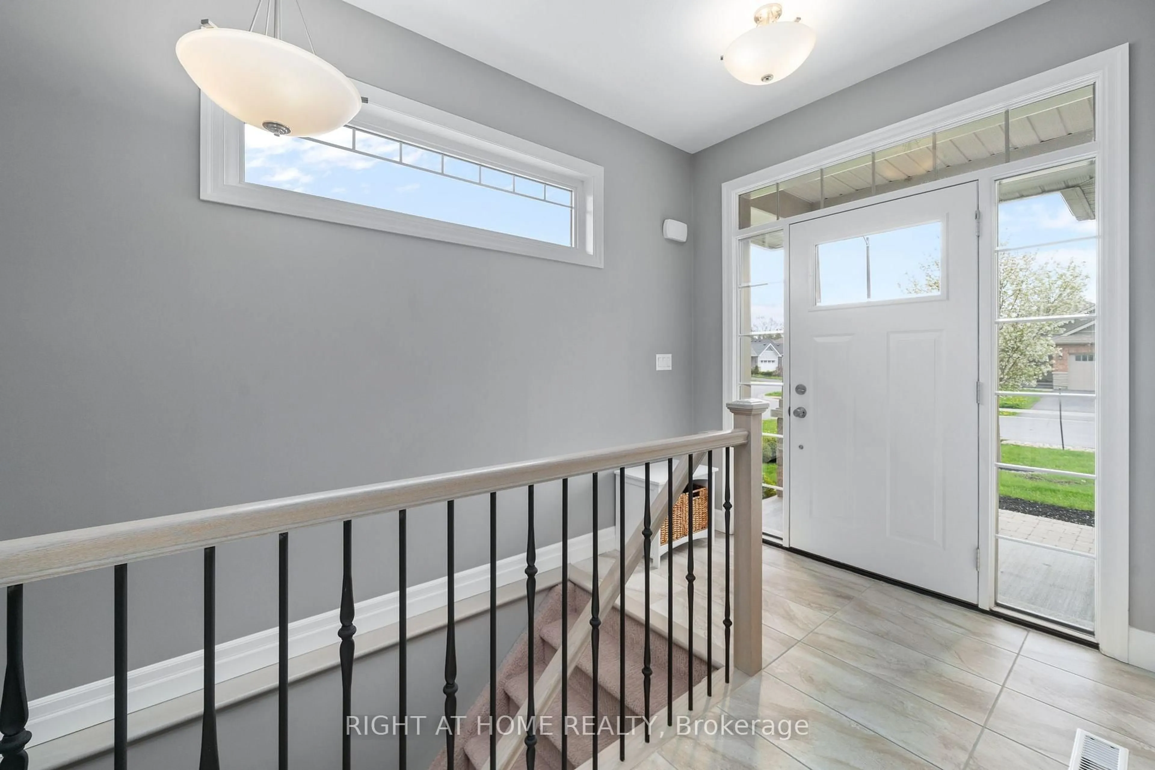 Indoor entryway for 98 Spruce Gdns, Belleville Ontario K8N 0B5