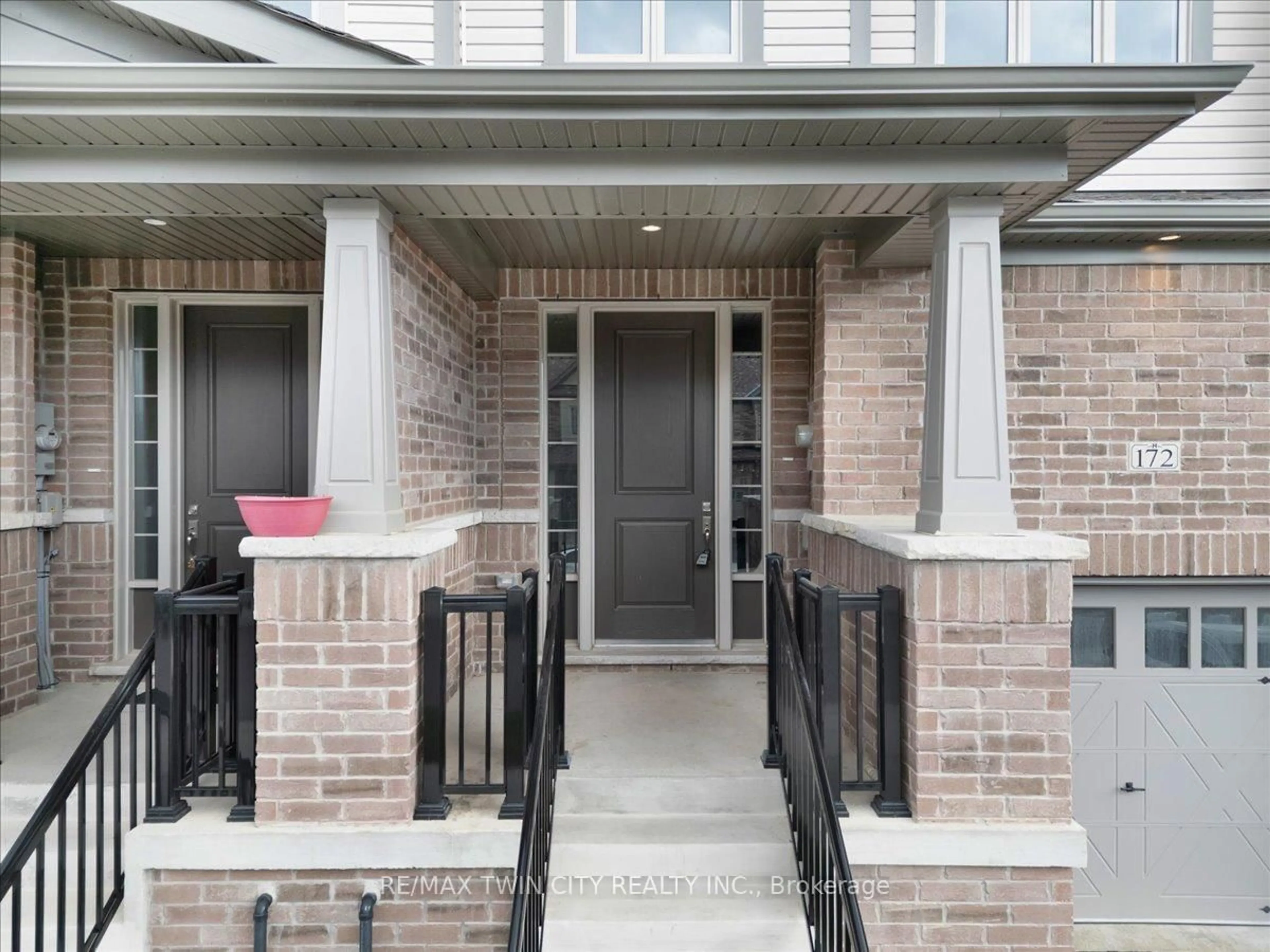 Indoor entryway for 172 Broadacre Dr, Kitchener Ontario N2R 0S6