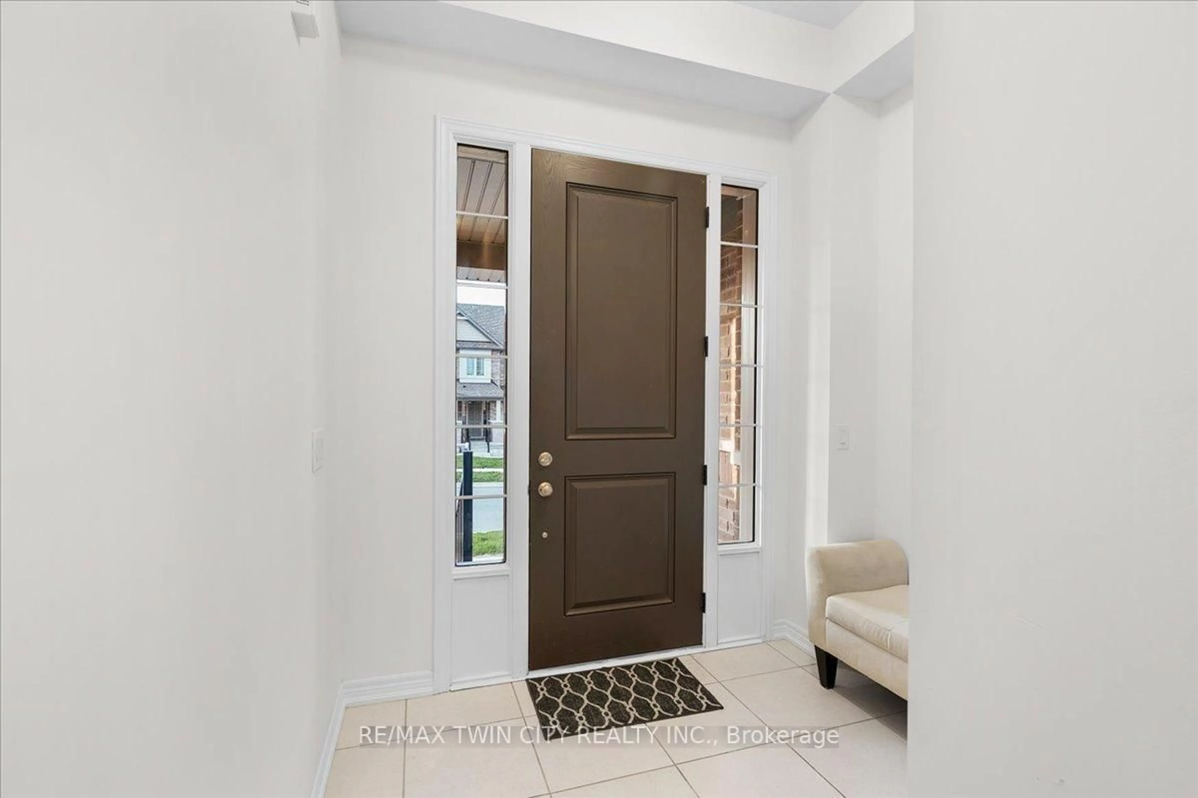 Indoor entryway for 172 Broadacre Dr, Kitchener Ontario N2R 0S6