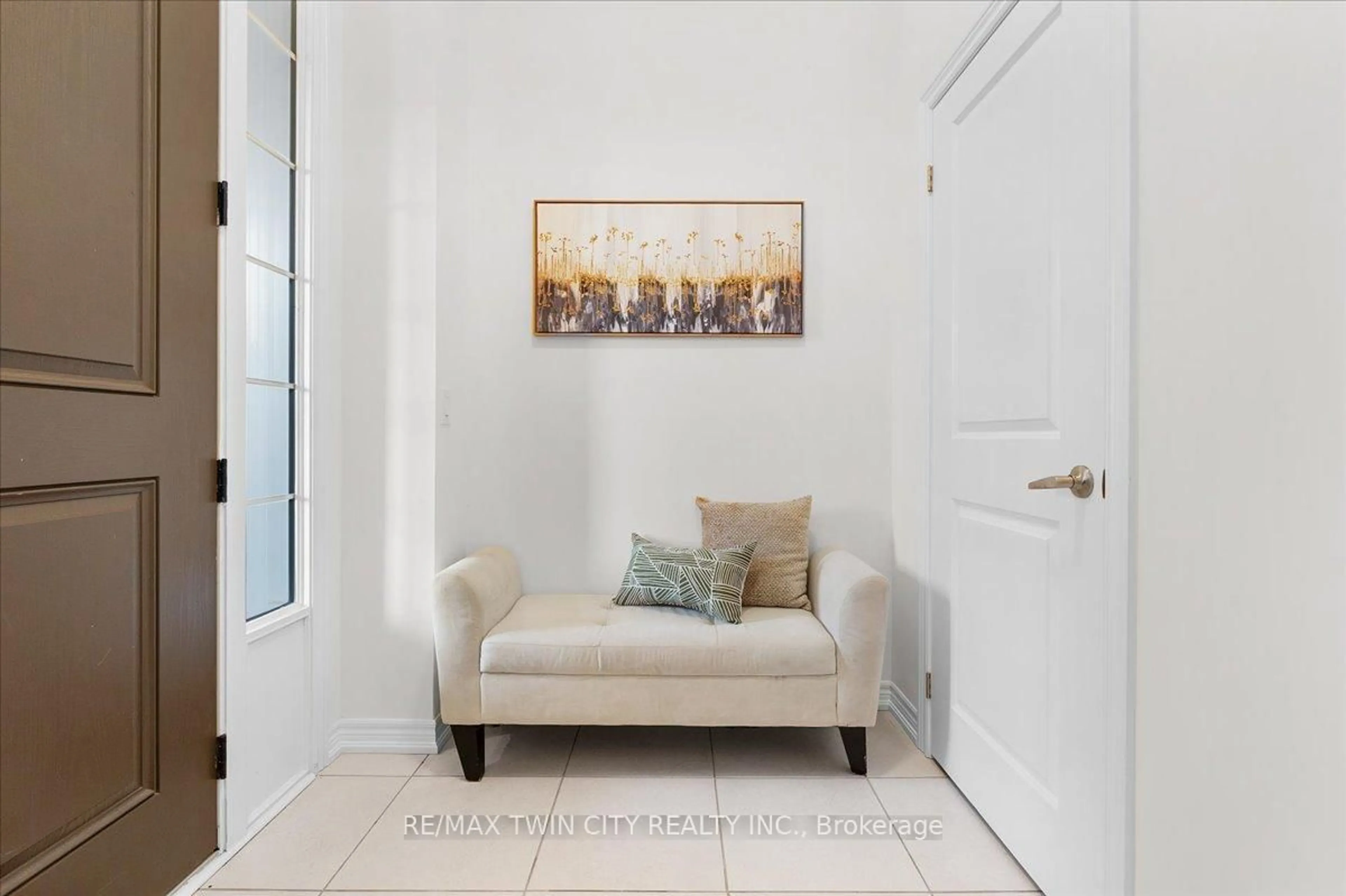 Indoor entryway for 172 Broadacre Dr, Kitchener Ontario N2R 0S6