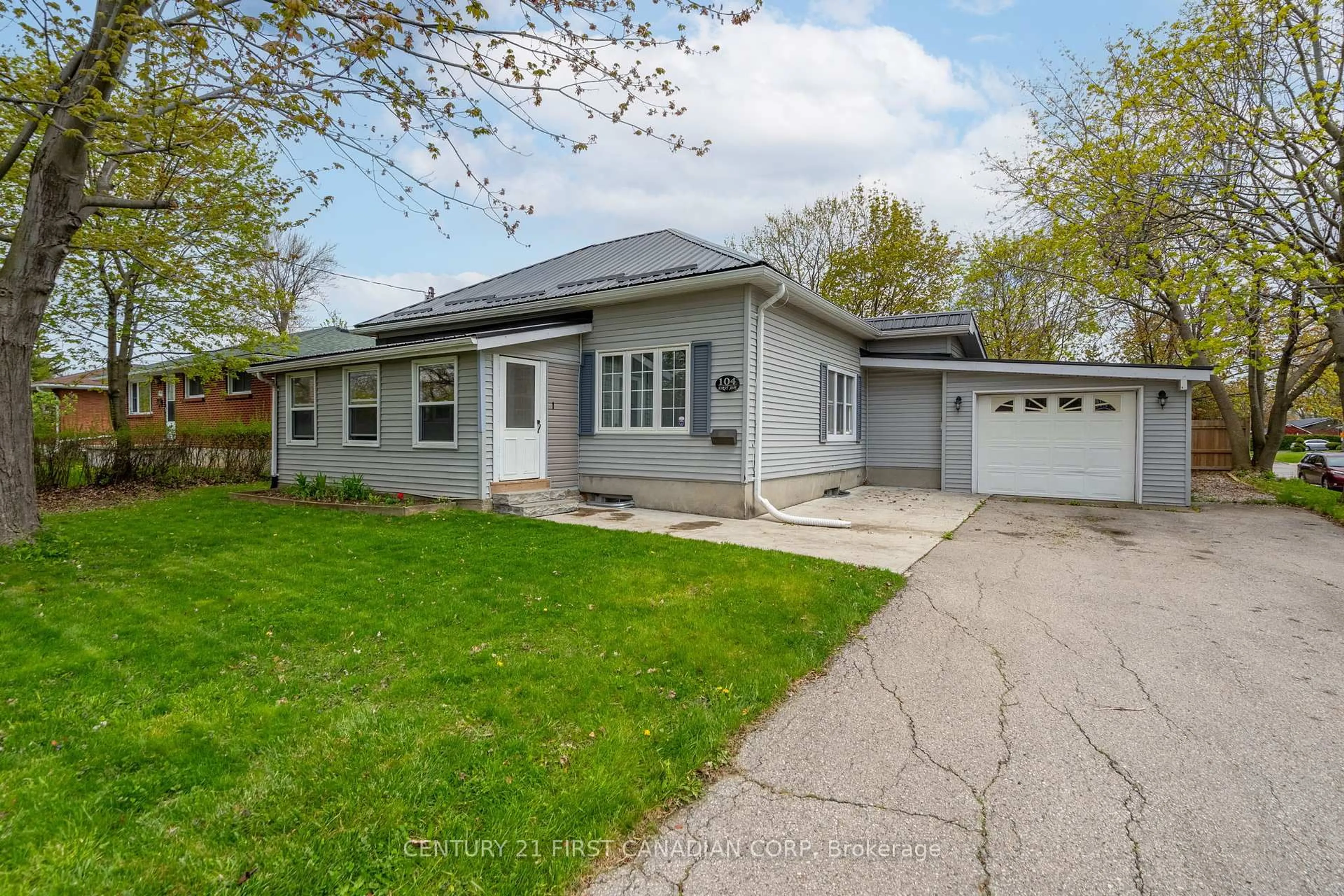 Home with vinyl exterior material, street for 104 First Ave, St. Thomas Ontario N5R 4N7