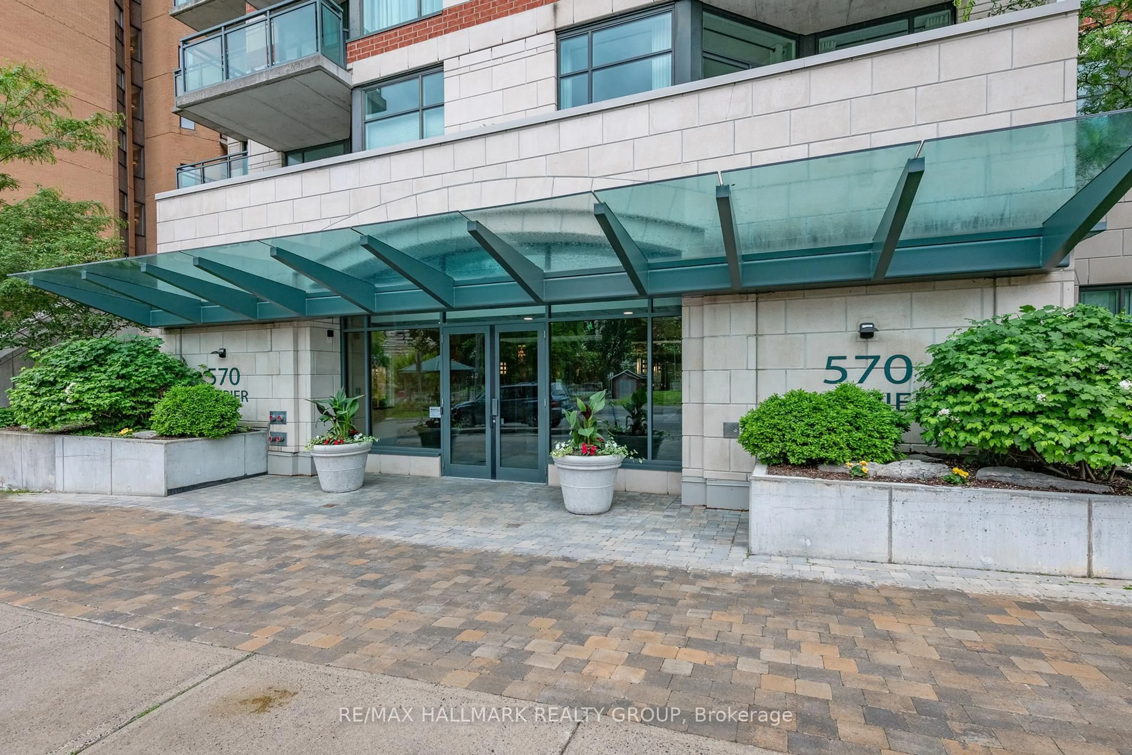 Indoor foyer for 570 Laurier Ave #804, Ottawa Ontario K1R 1C8