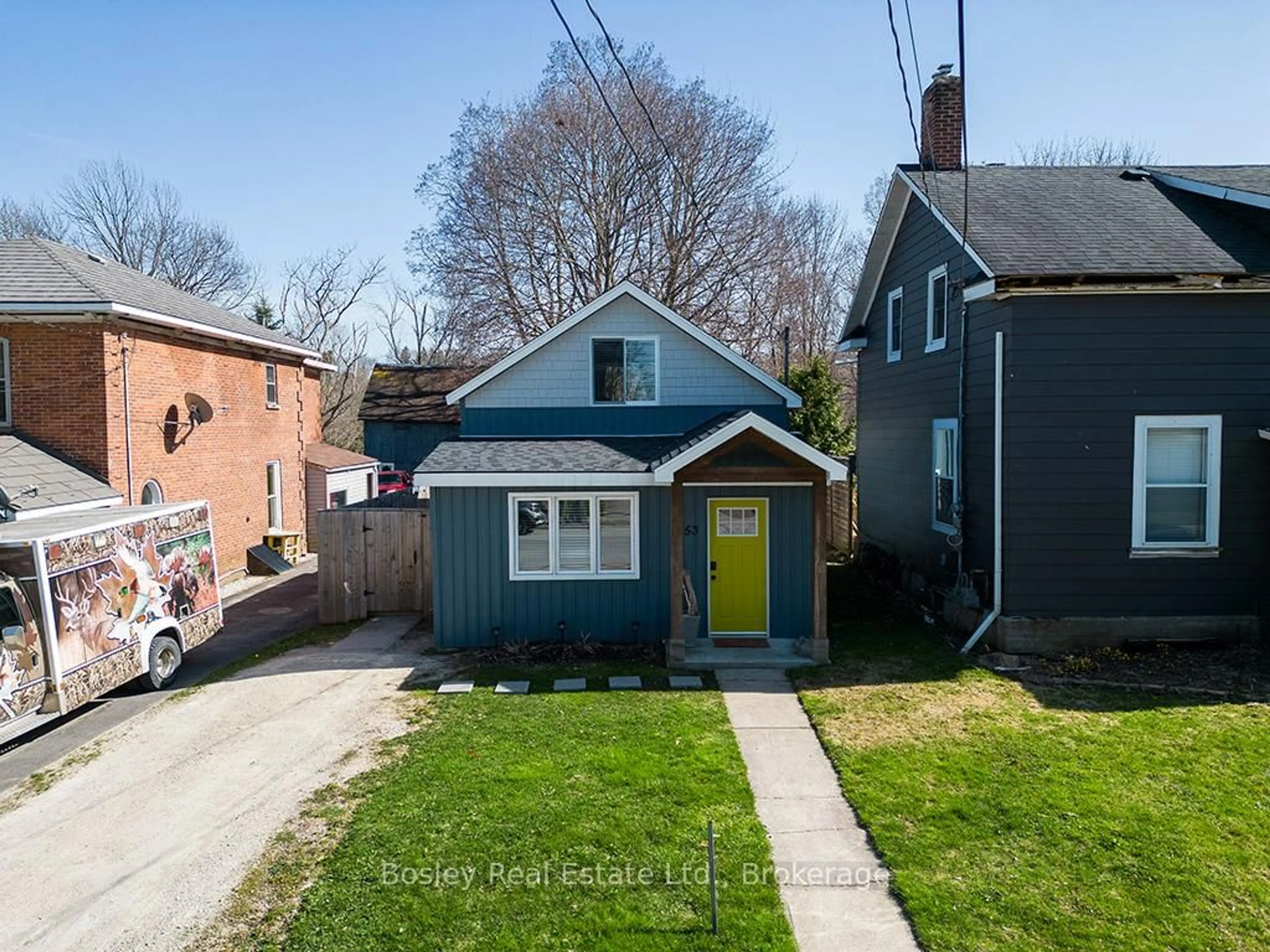 A pic from outside/outdoor area/front of a property/back of a property/a pic from drone, street for 153 Trowbridge St, Meaford Ontario N4L 1G3
