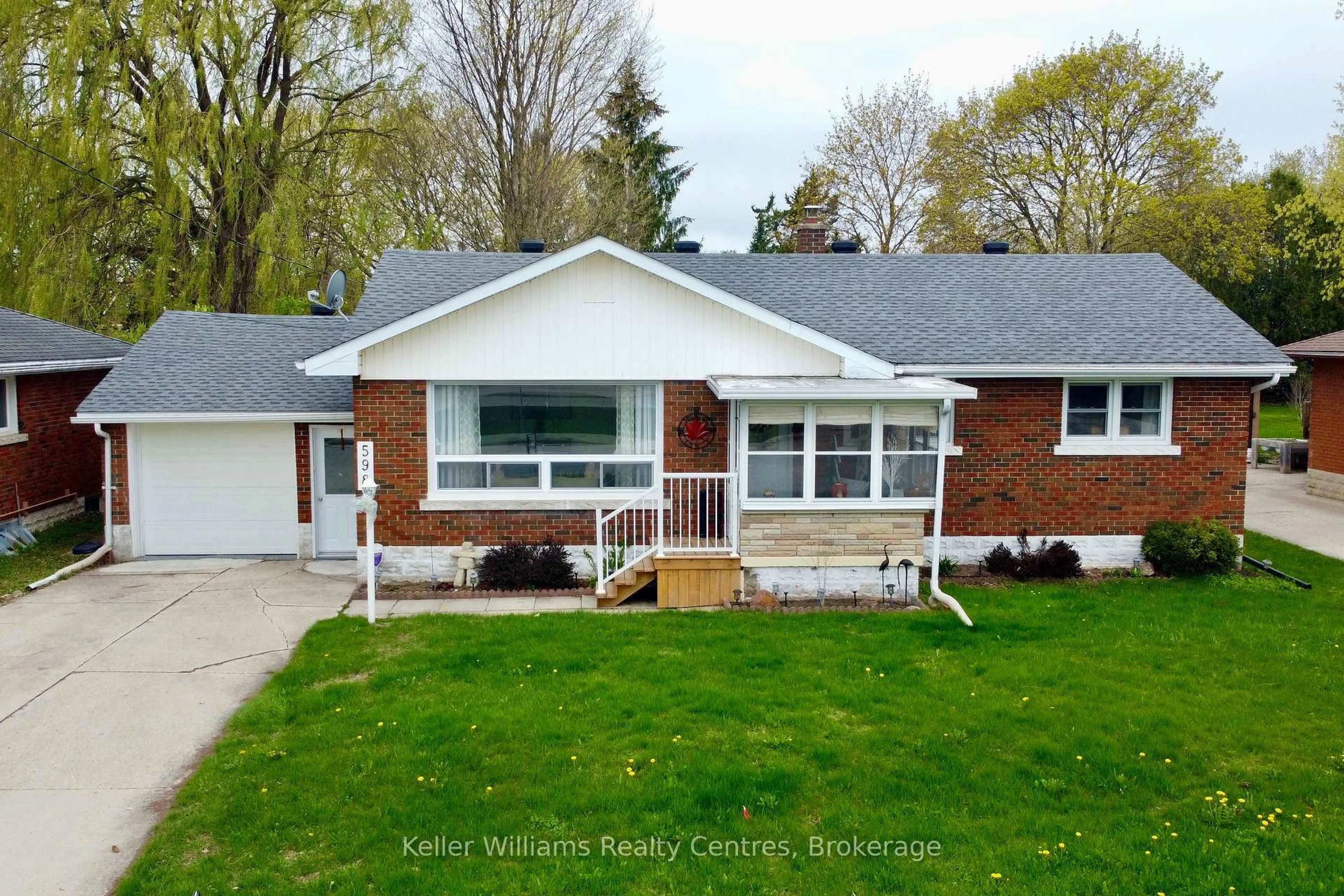 Home with vinyl exterior material, street for 598 13th Ave, Hanover Ontario N4N 2X1