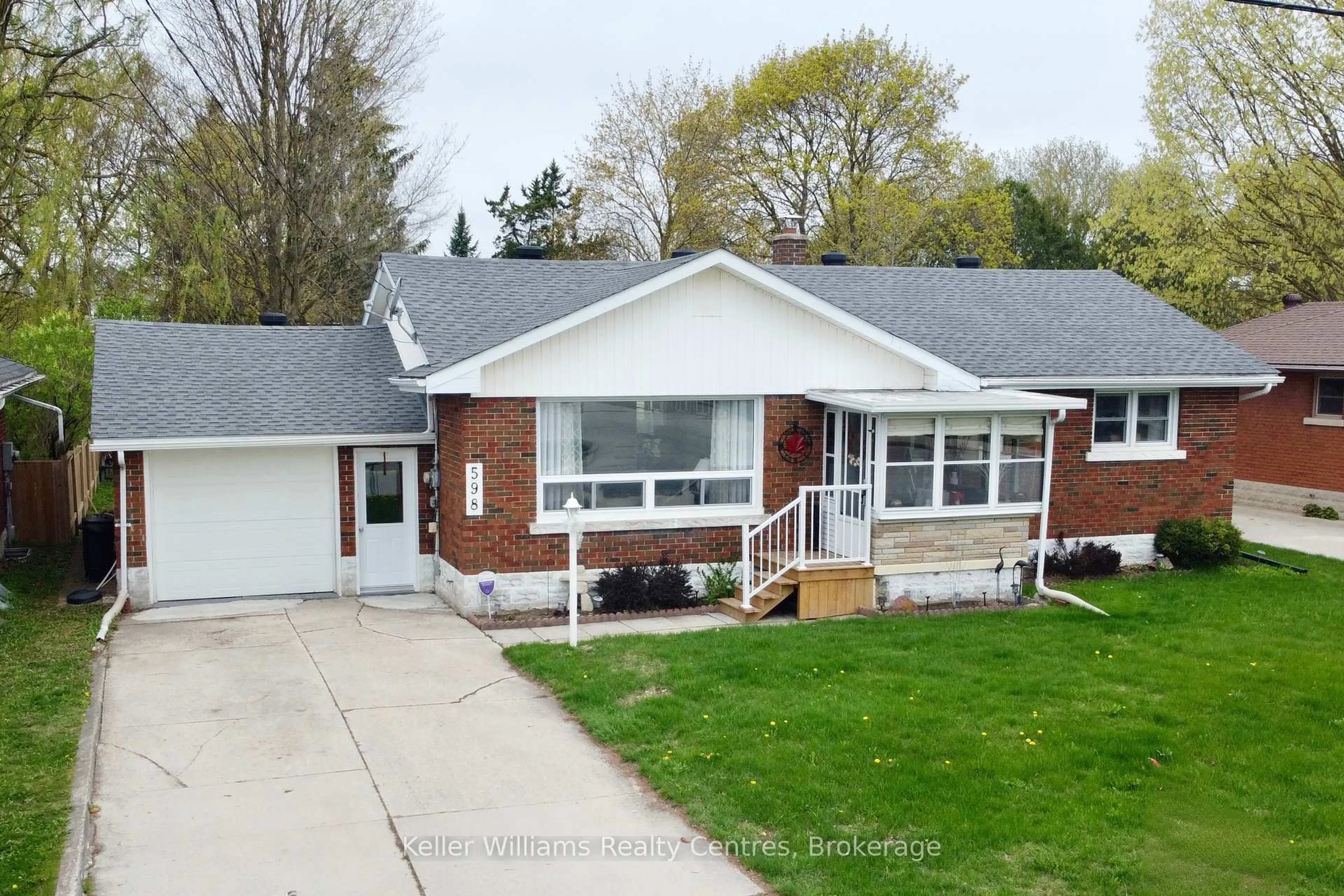 Home with vinyl exterior material, street for 598 13th Ave, Hanover Ontario N4N 2X1