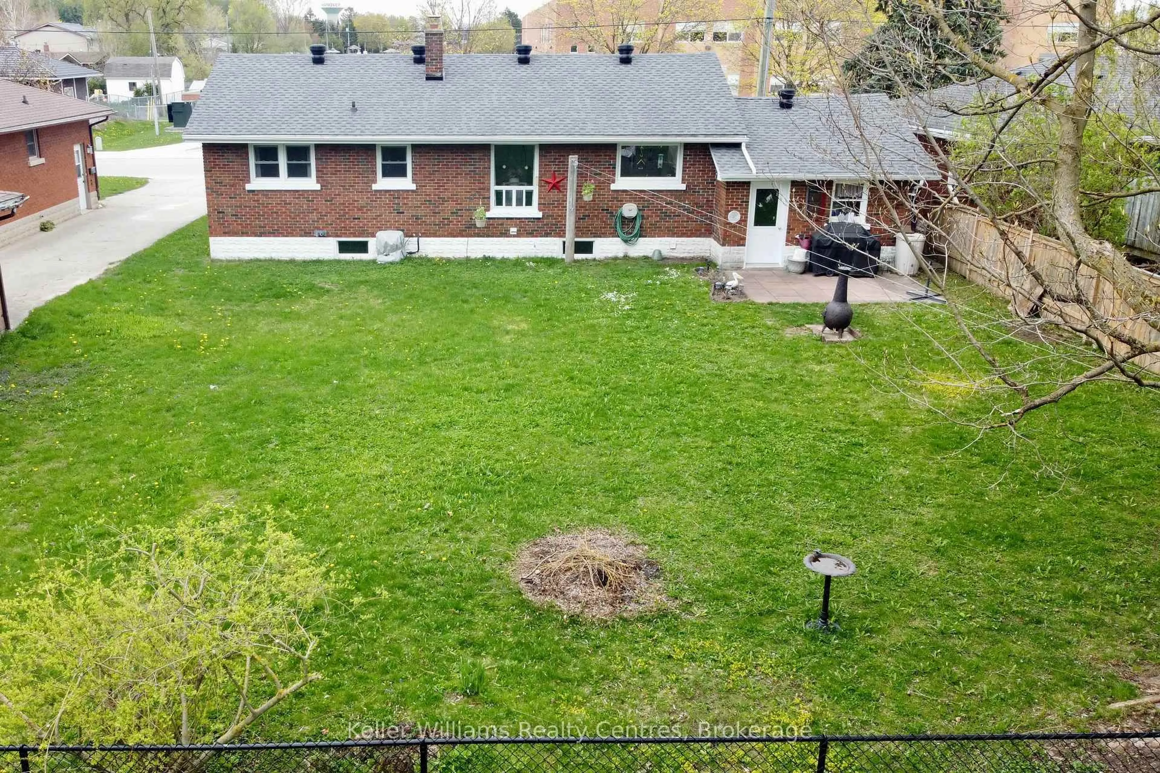 A pic from outside/outdoor area/front of a property/back of a property/a pic from drone, street for 598 13th Ave, Hanover Ontario N4N 2X1