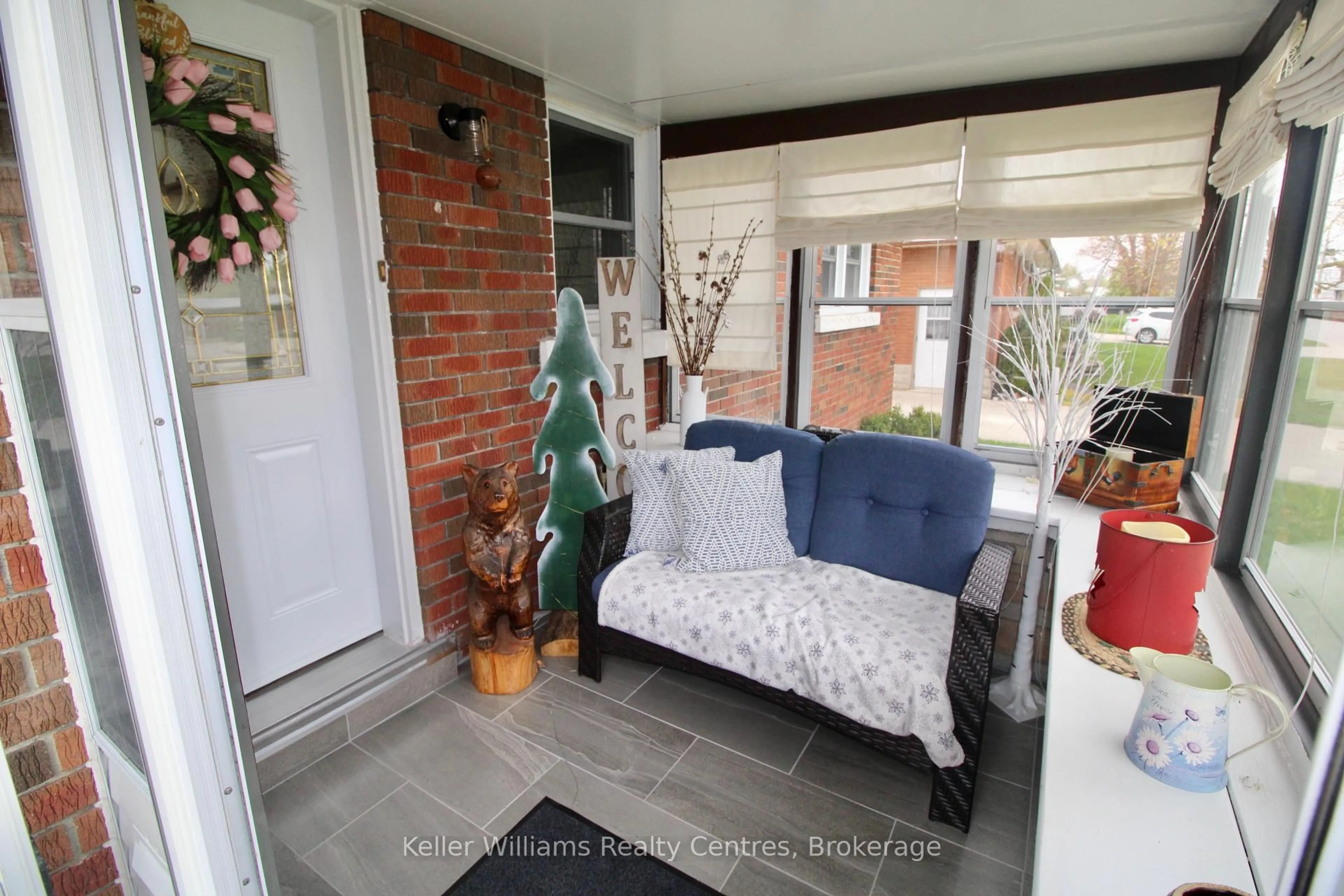 Indoor entryway for 598 13th Ave, Hanover Ontario N4N 2X1