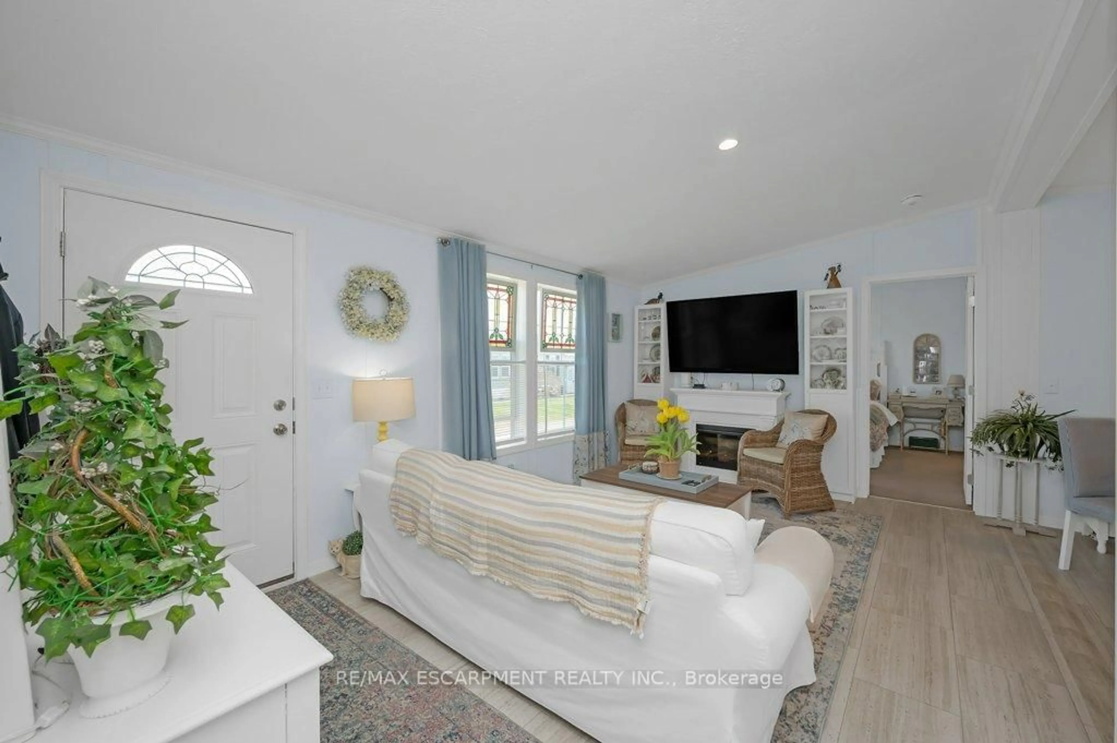 Living room with furniture, unknown for 9 Copper Beech Dr, Haldimand Ontario N0A 1L0