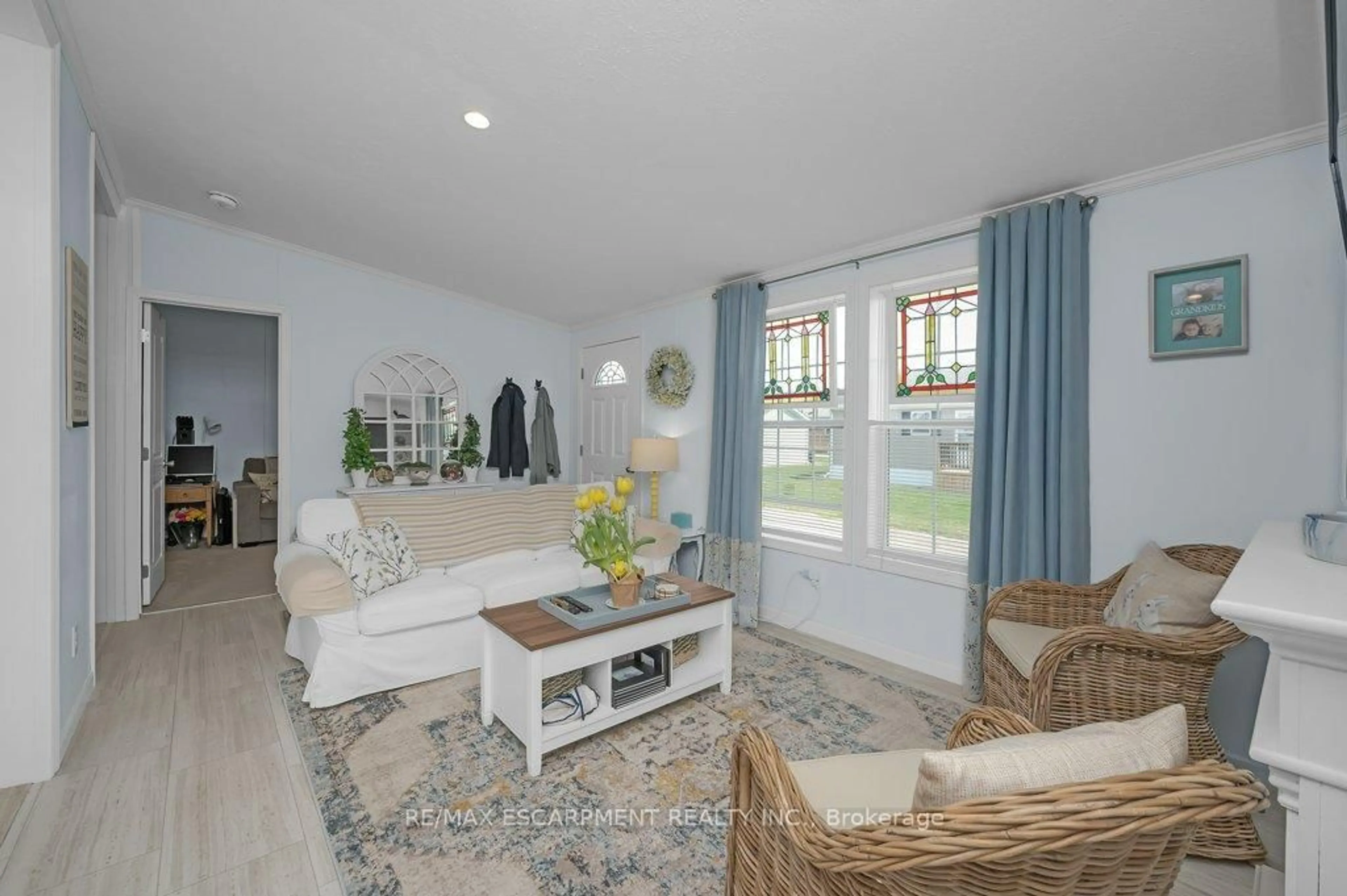 Living room with furniture, ceramic/tile floor for 9 Copper Beech Dr, Haldimand Ontario N0A 1L0