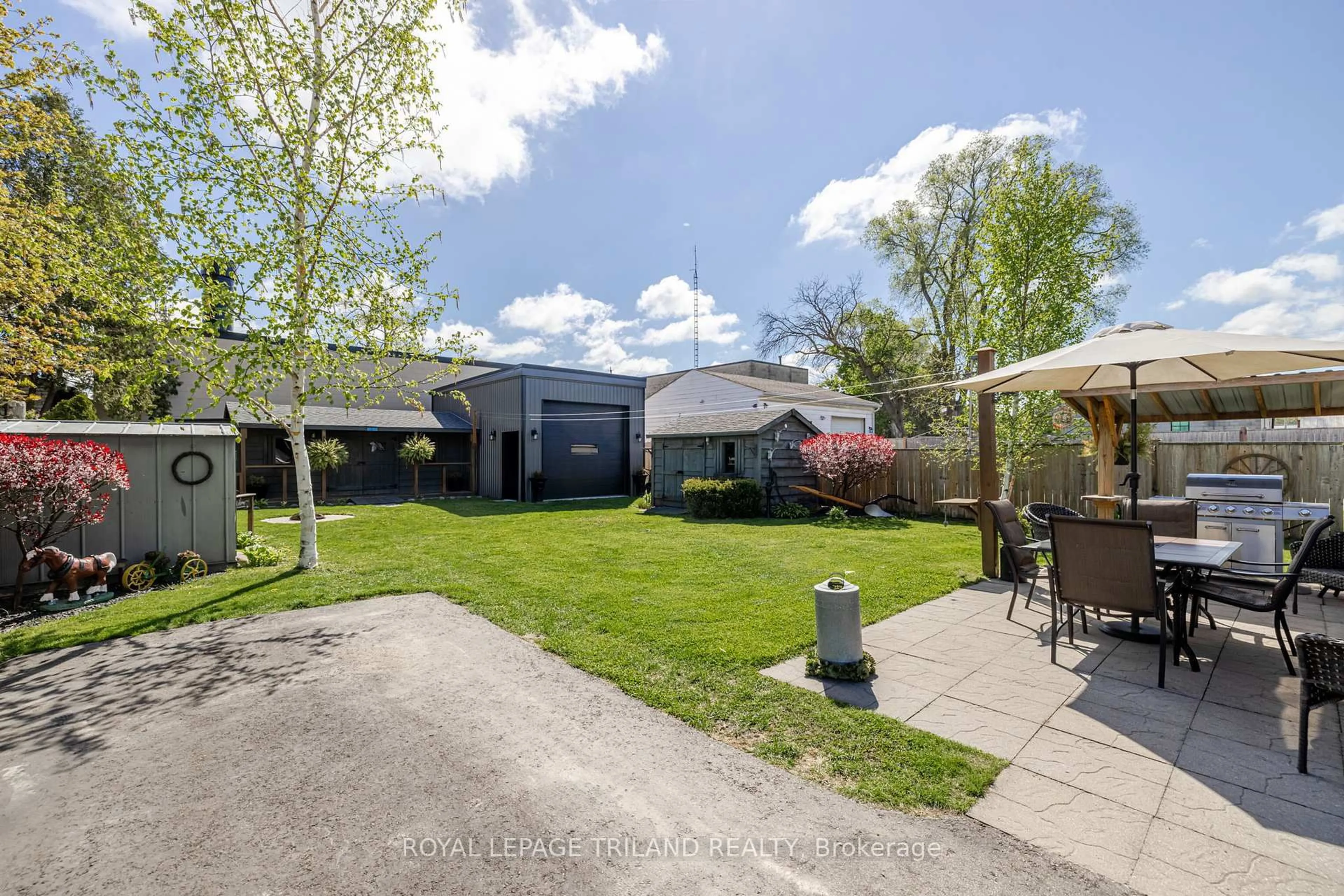 A pic from outside/outdoor area/front of a property/back of a property/a pic from drone, street for 24 Muir St, London East Ontario N5W 4B7