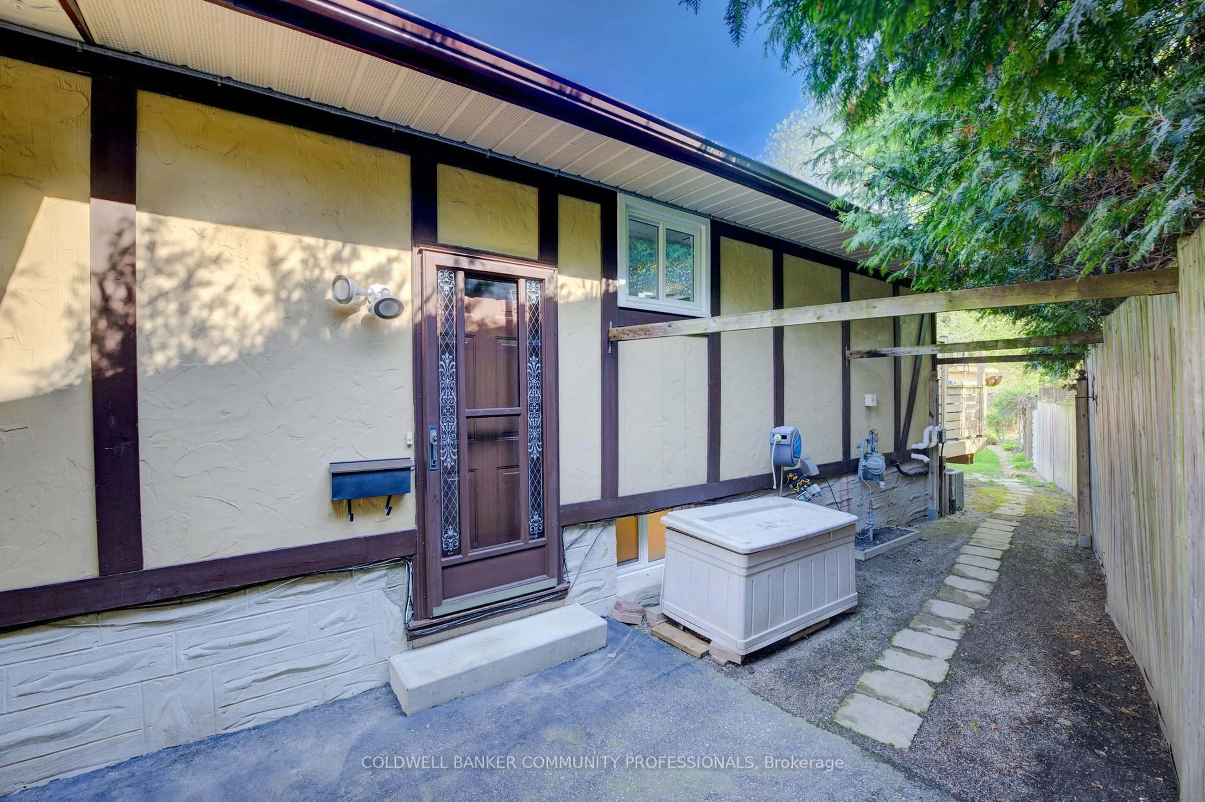 Unknown for 231 Main St, Cambridge Ontario N1R 1X2