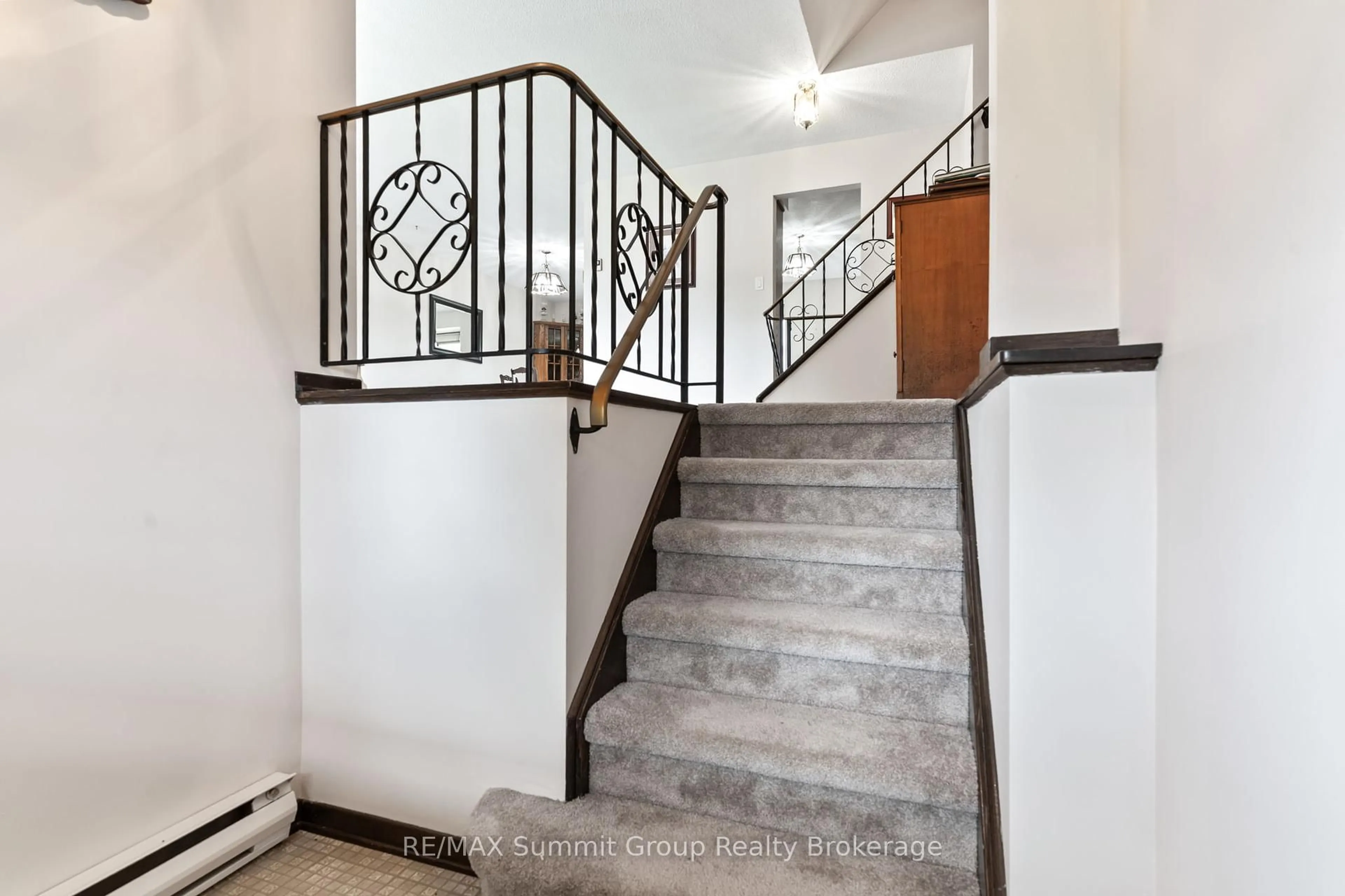 Indoor foyer for 330 MILL BRIDGE Rd, Grey Highlands Ontario N0C 1C0