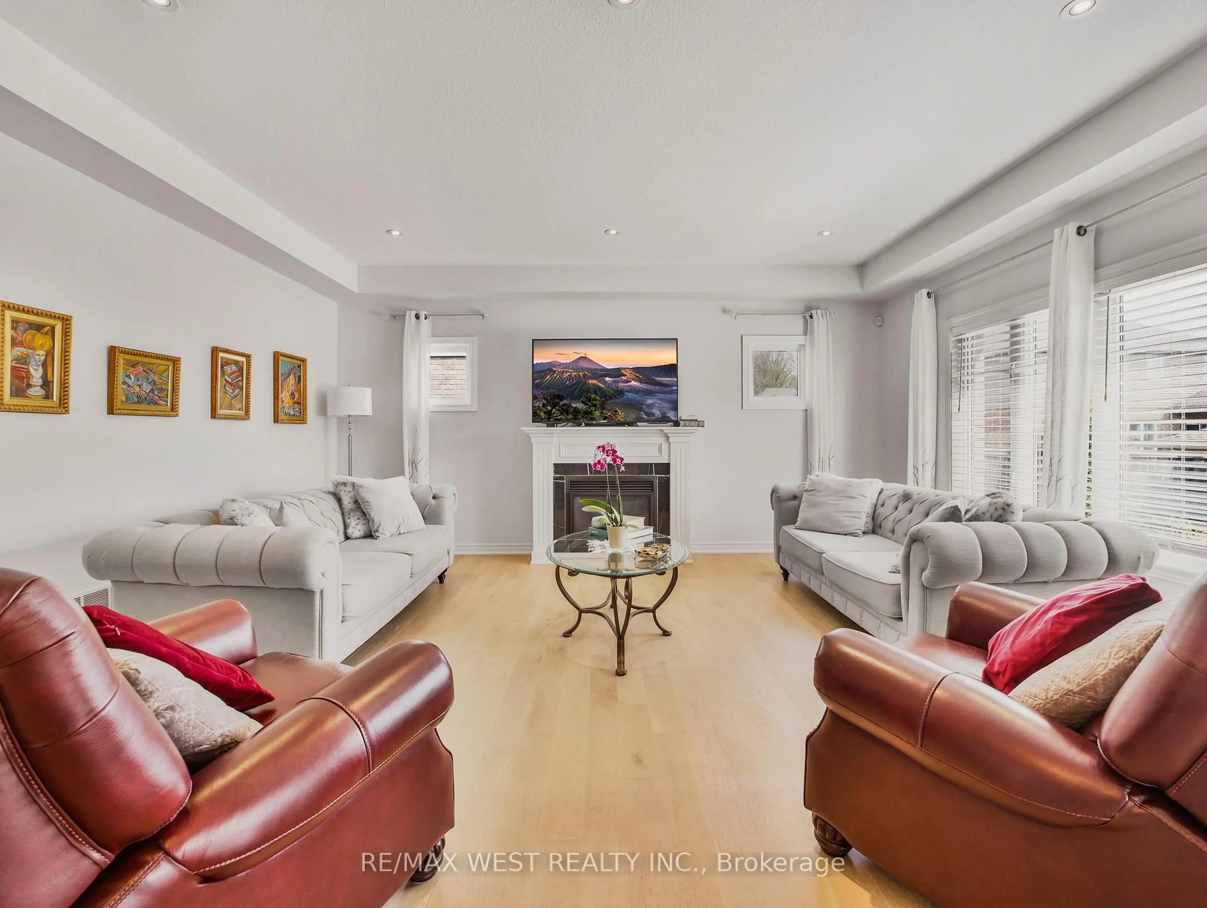 Living room with furniture, unknown for 5632 Osprey Ave, Niagara Falls Ontario L2H 0M2