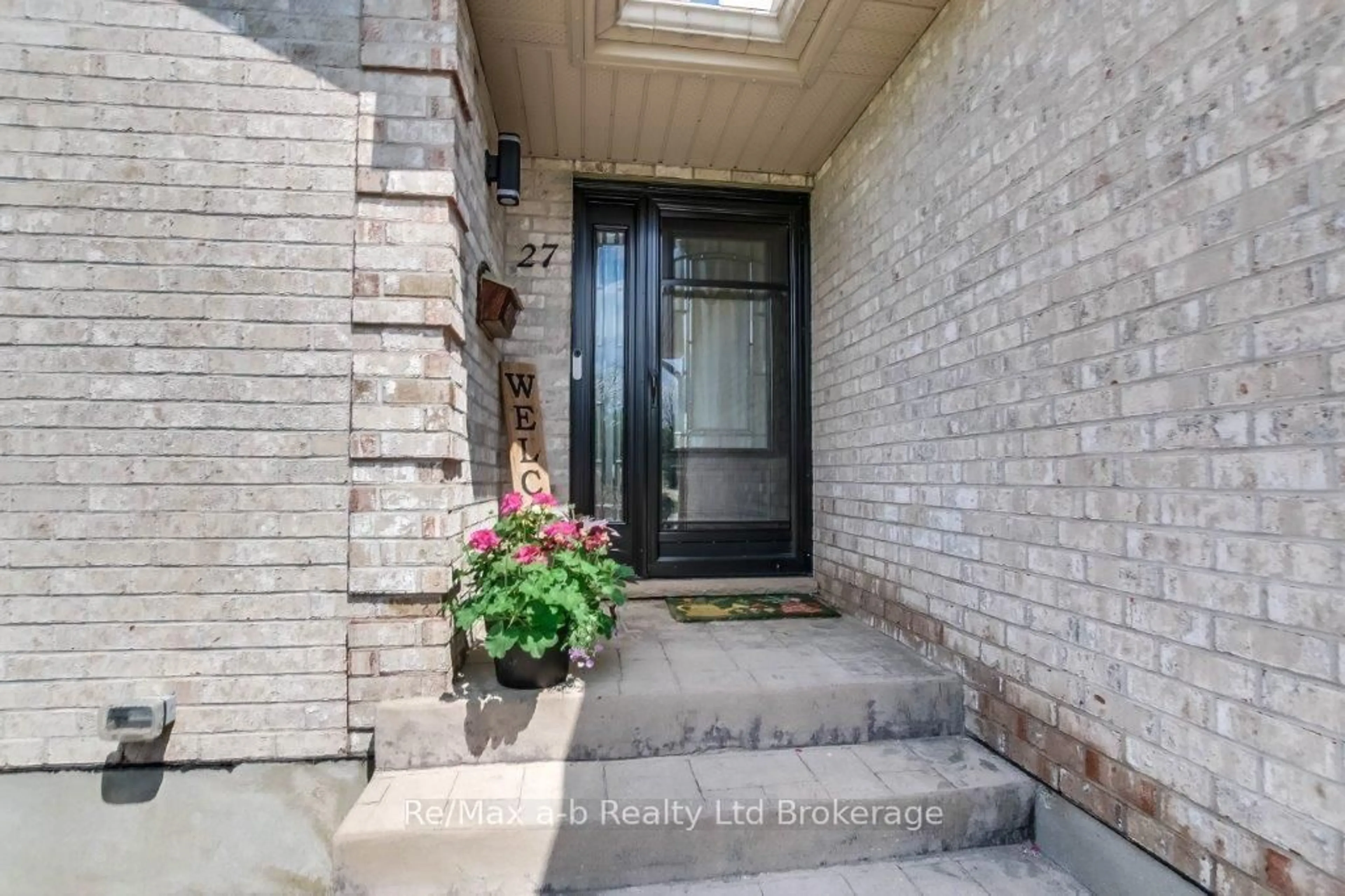 Indoor entryway for 27 Amber Dr, Thames Centre Ontario N0L 1G1