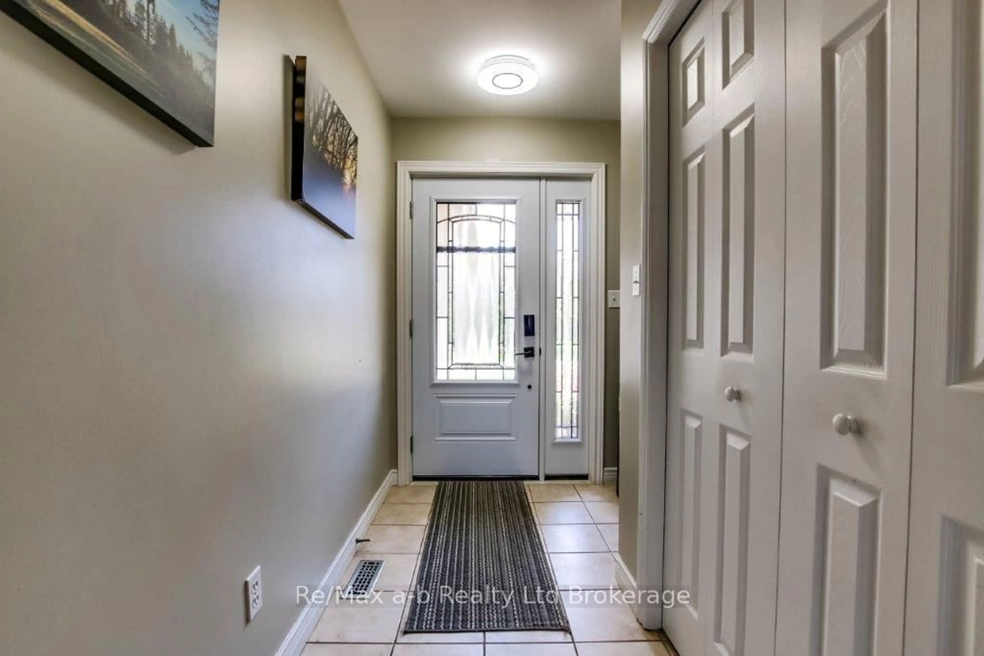 Indoor entryway for 27 Amber Dr, Thames Centre Ontario N0L 1G1