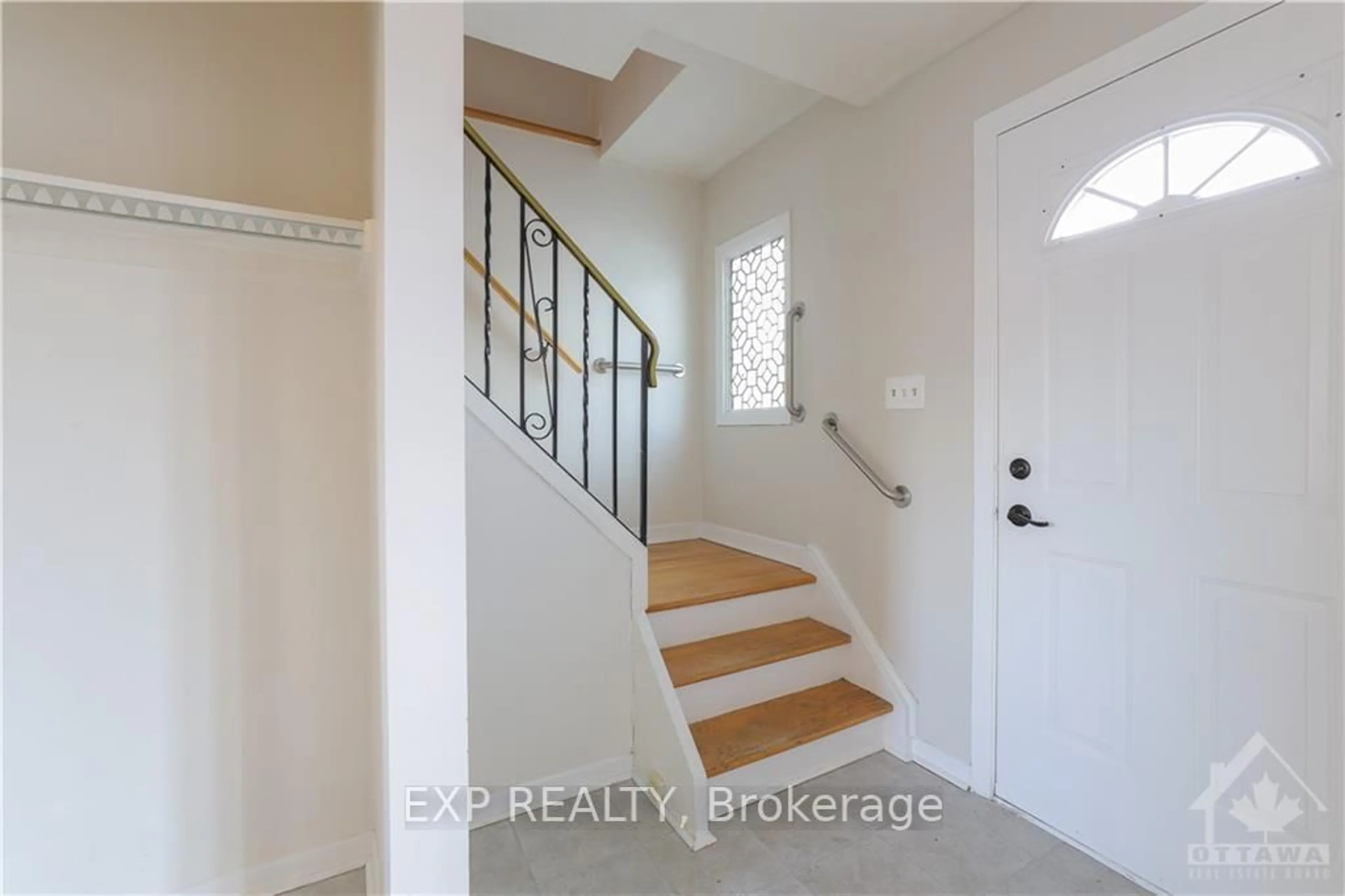 Indoor entryway for 24B Aldercrest Dr, Ottawa Ontario K2G 1P7