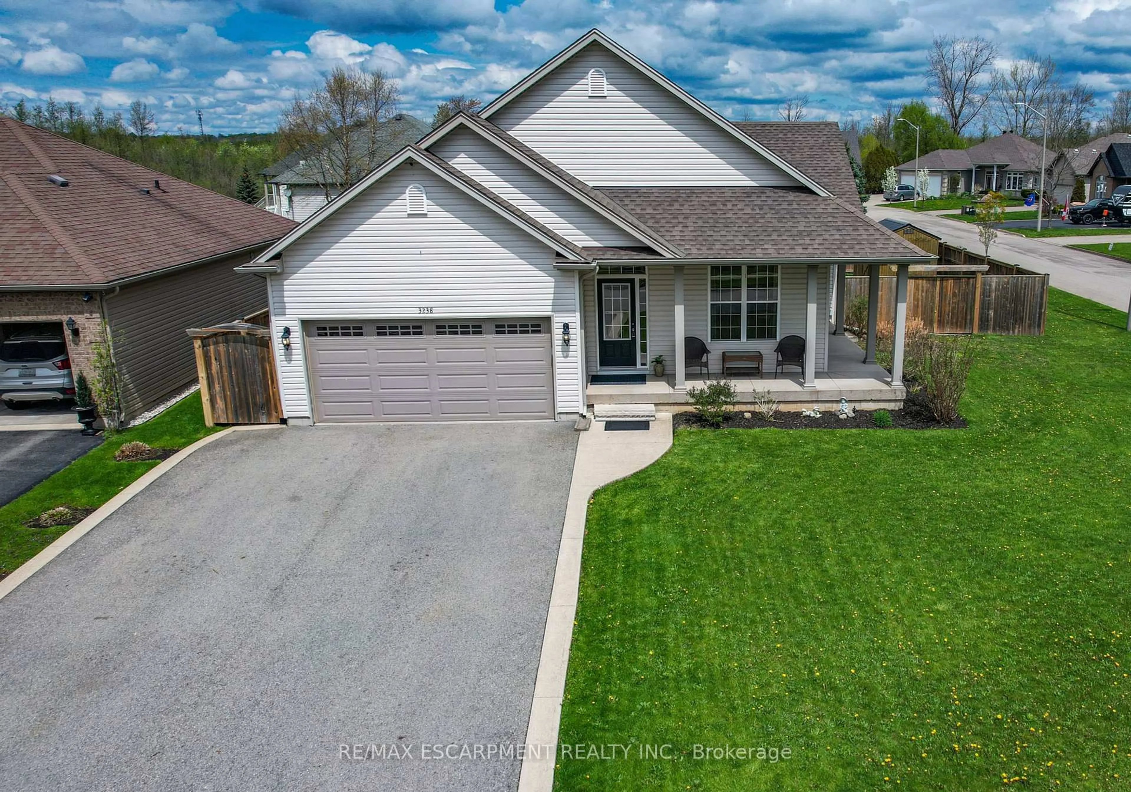 A pic from outside/outdoor area/front of a property/back of a property/a pic from drone, street for 3238 Charleston Dr, Fort Erie Ontario L0S 1N0