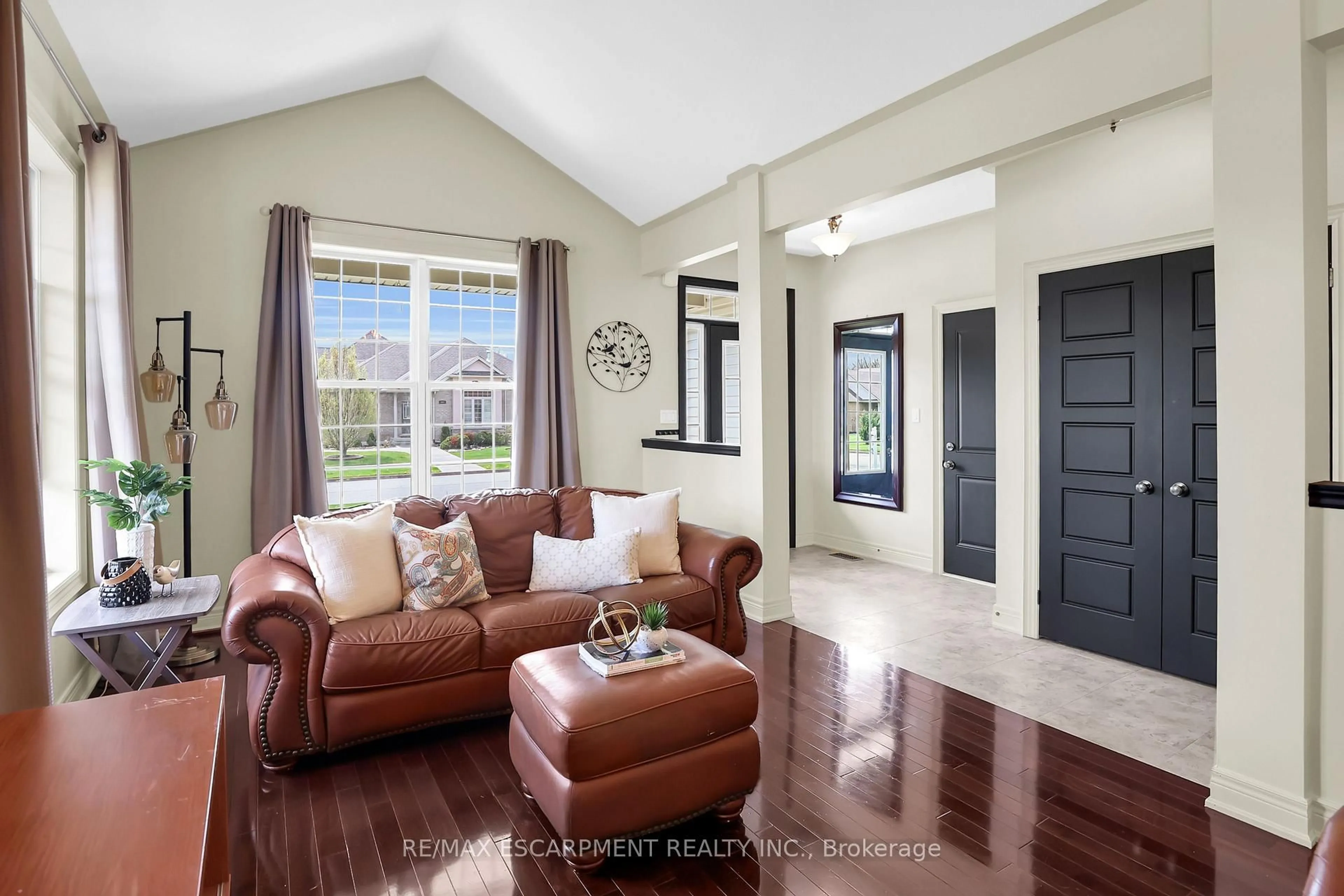 Living room with furniture, unknown for 3238 Charleston Dr, Fort Erie Ontario L0S 1N0