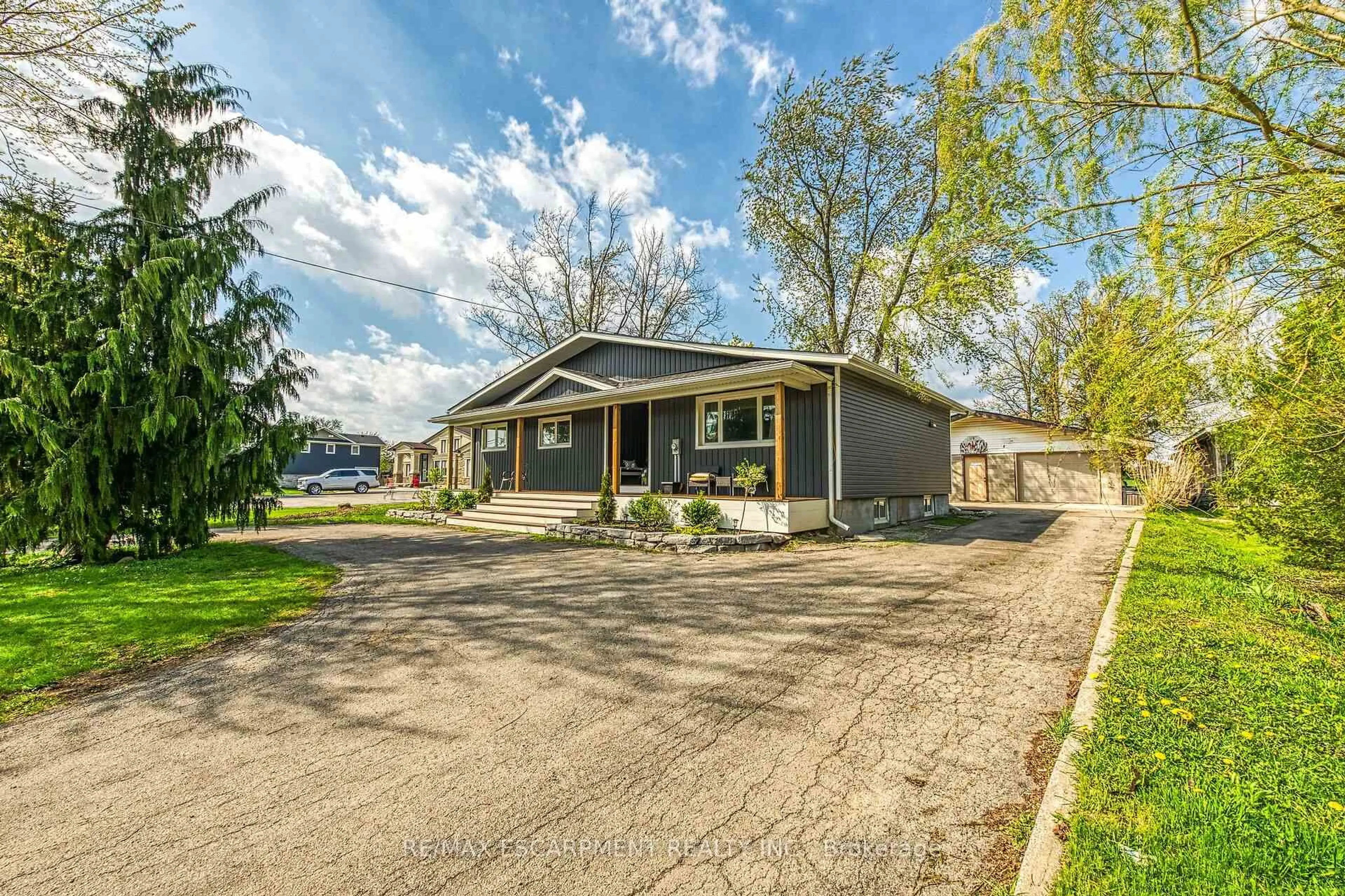 A pic from outside/outdoor area/front of a property/back of a property/a pic from drone, street for 1214 Golf Club Rd, Hamilton Ontario L0R 1P0
