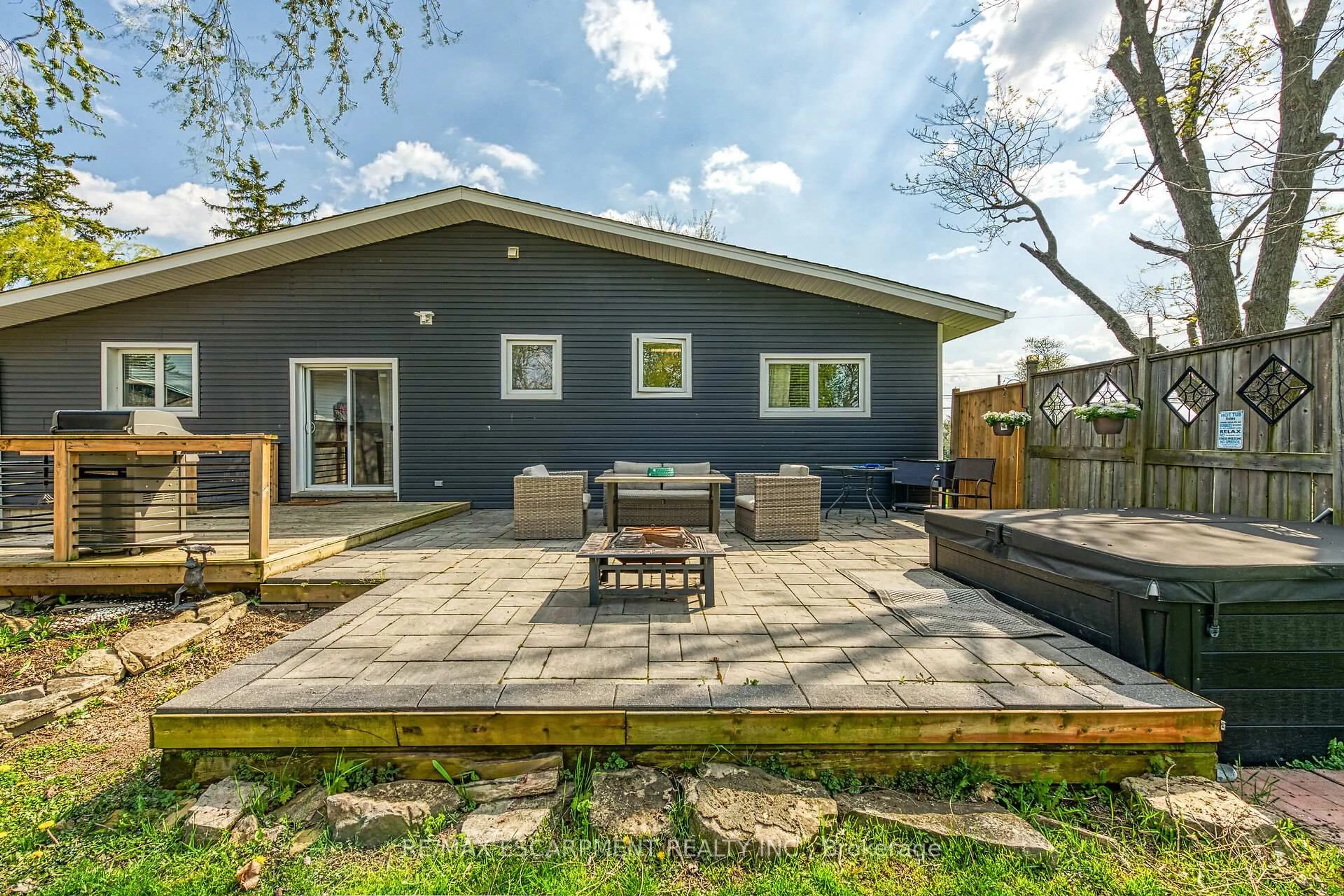 Patio, street for 1214 Golf Club Rd, Hamilton Ontario L0R 1P0