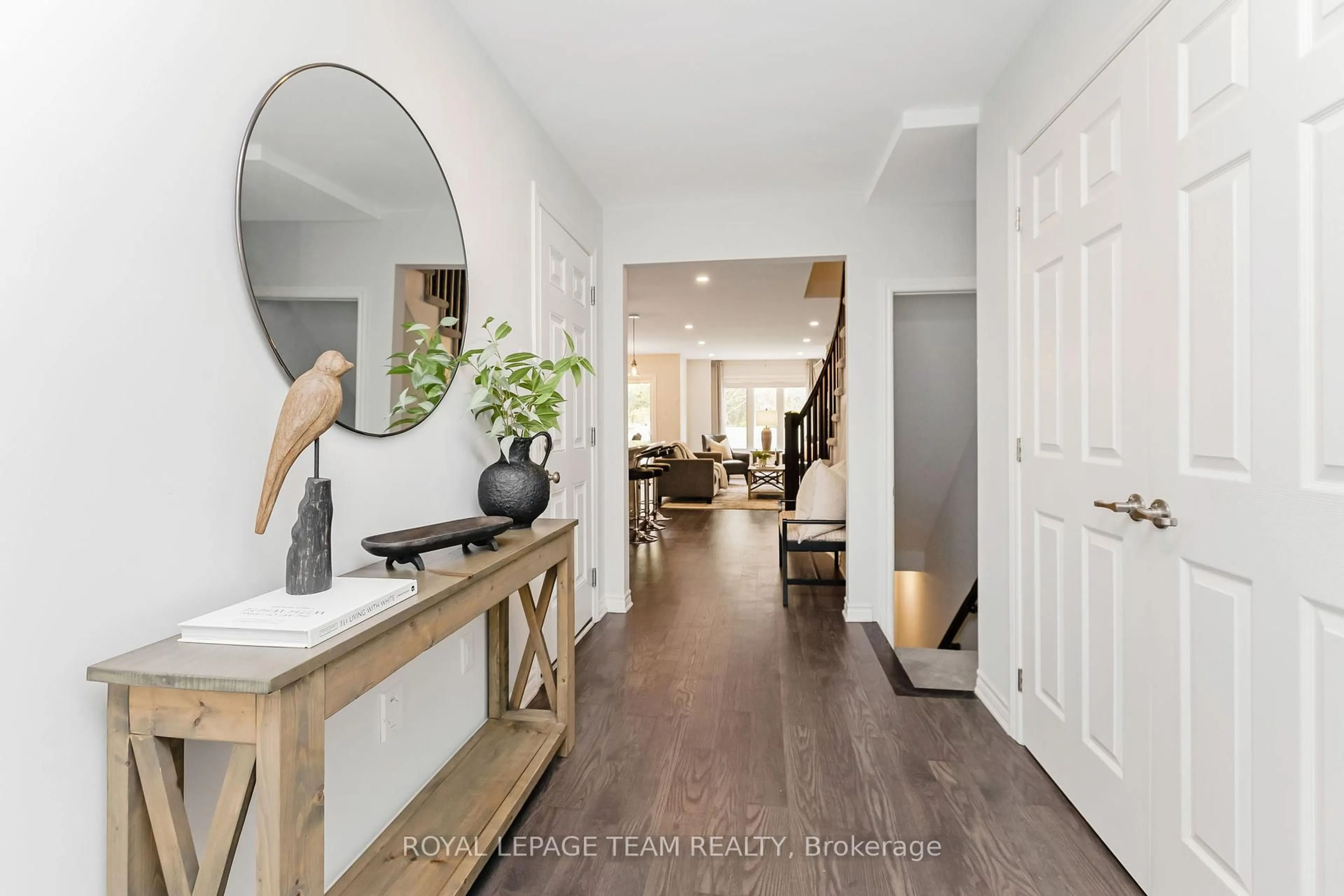 Indoor entryway for 523 Parade Dr, Ottawa Ontario K2S 0X8