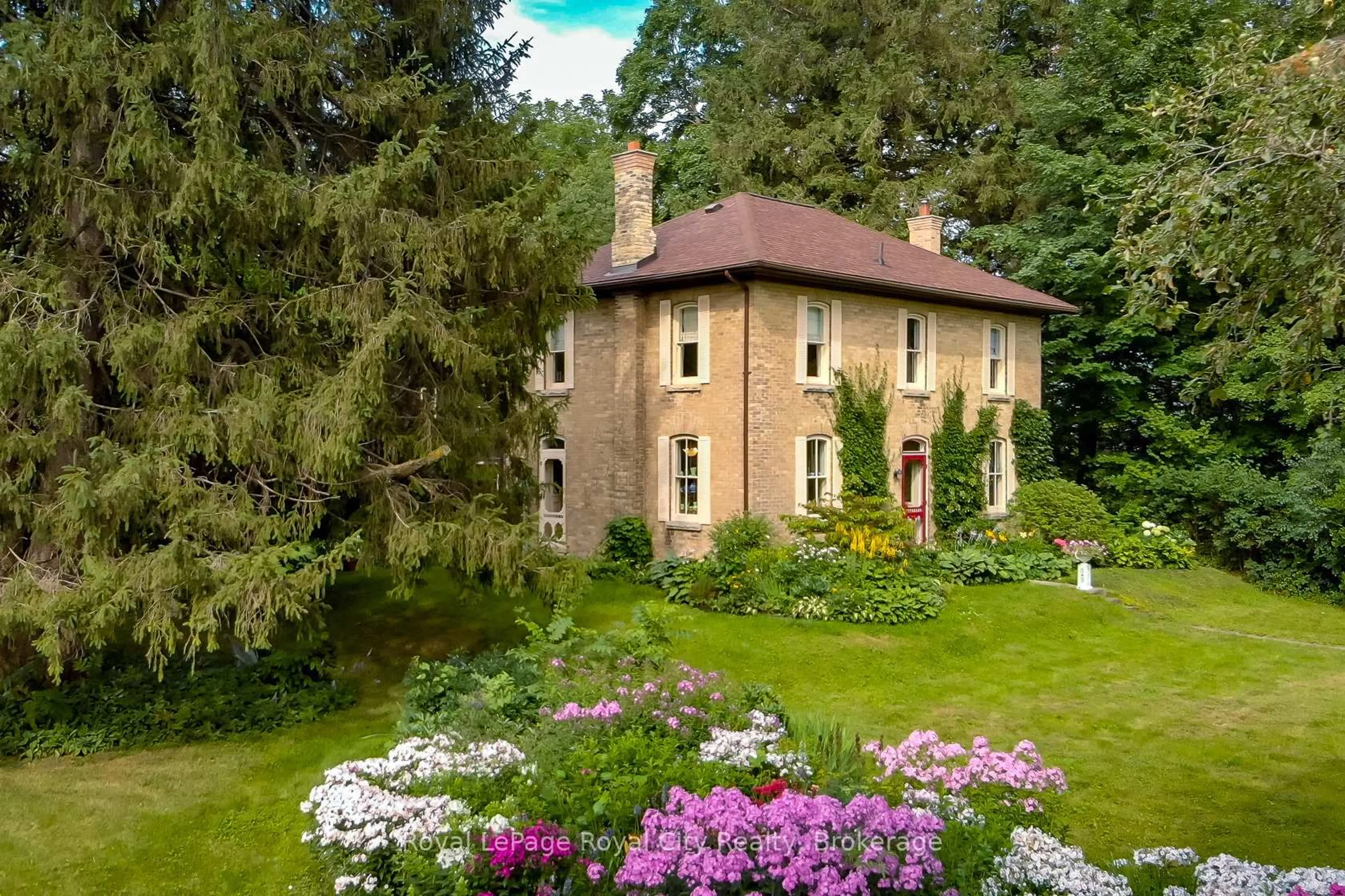 A pic from outside/outdoor area/front of a property/back of a property/a pic from drone, building for 935 Scotland St, Centre Wellington Ontario N1M 3R9
