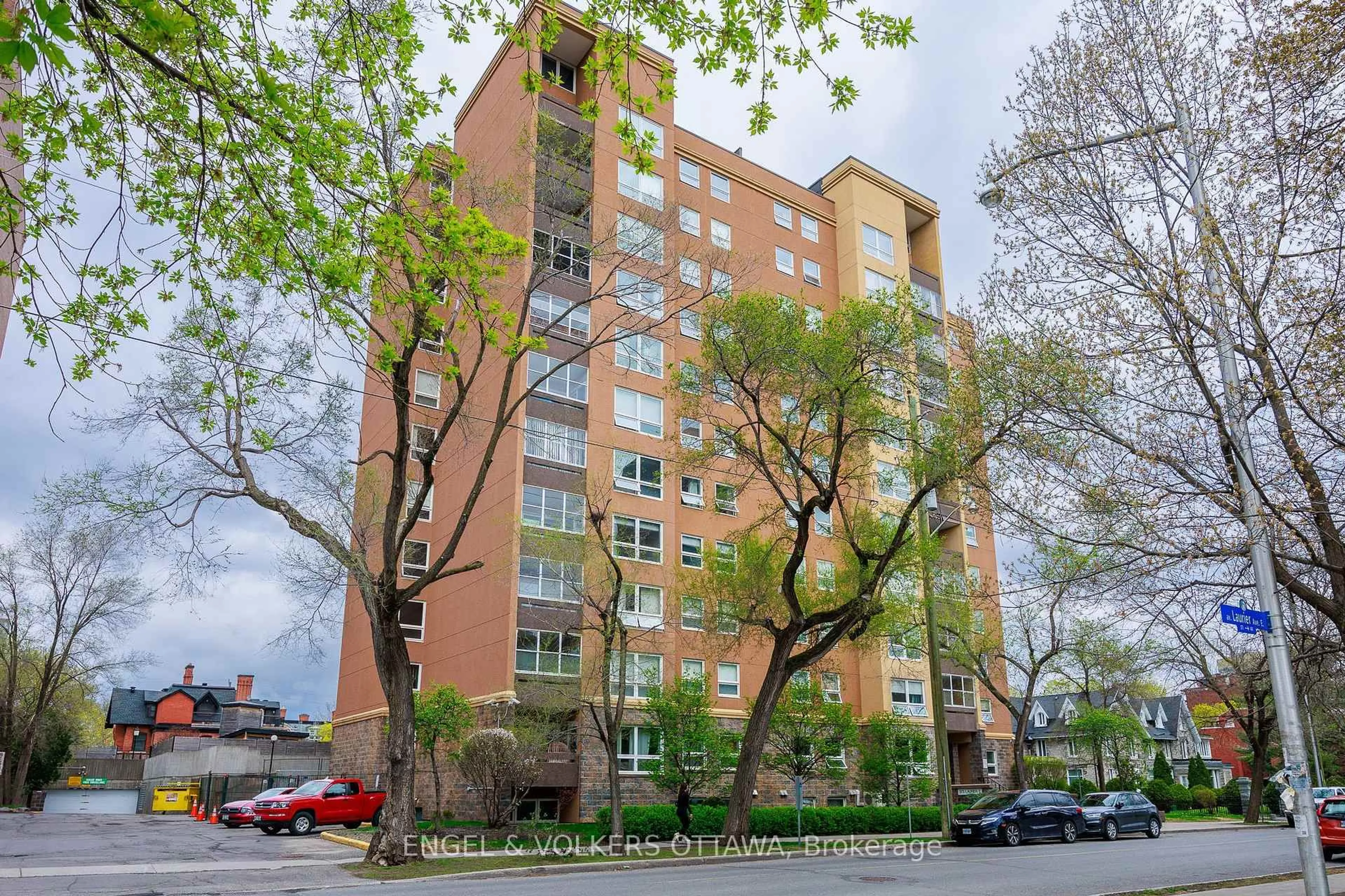 Patio, street for 373 Laurier Ave #401, Ottawa Ontario K1N 8X6