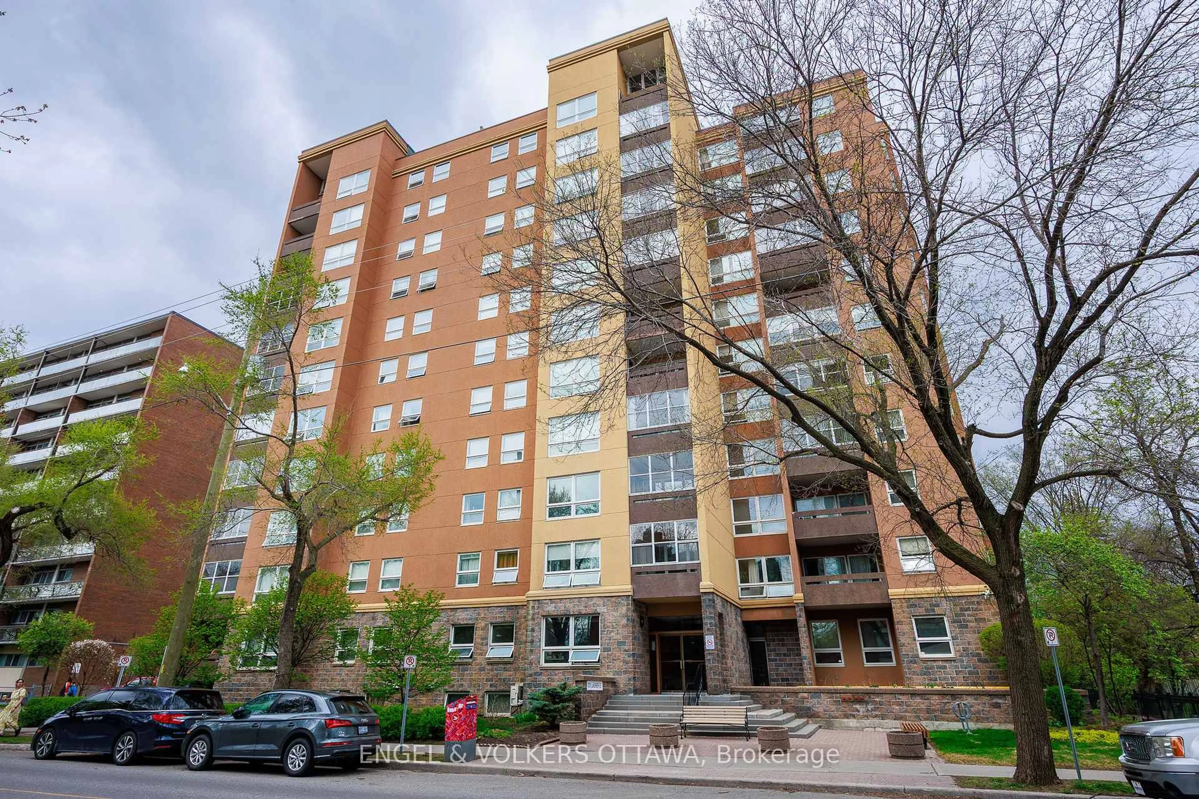 Patio, building for 373 Laurier Ave #401, Ottawa Ontario K1N 8X6