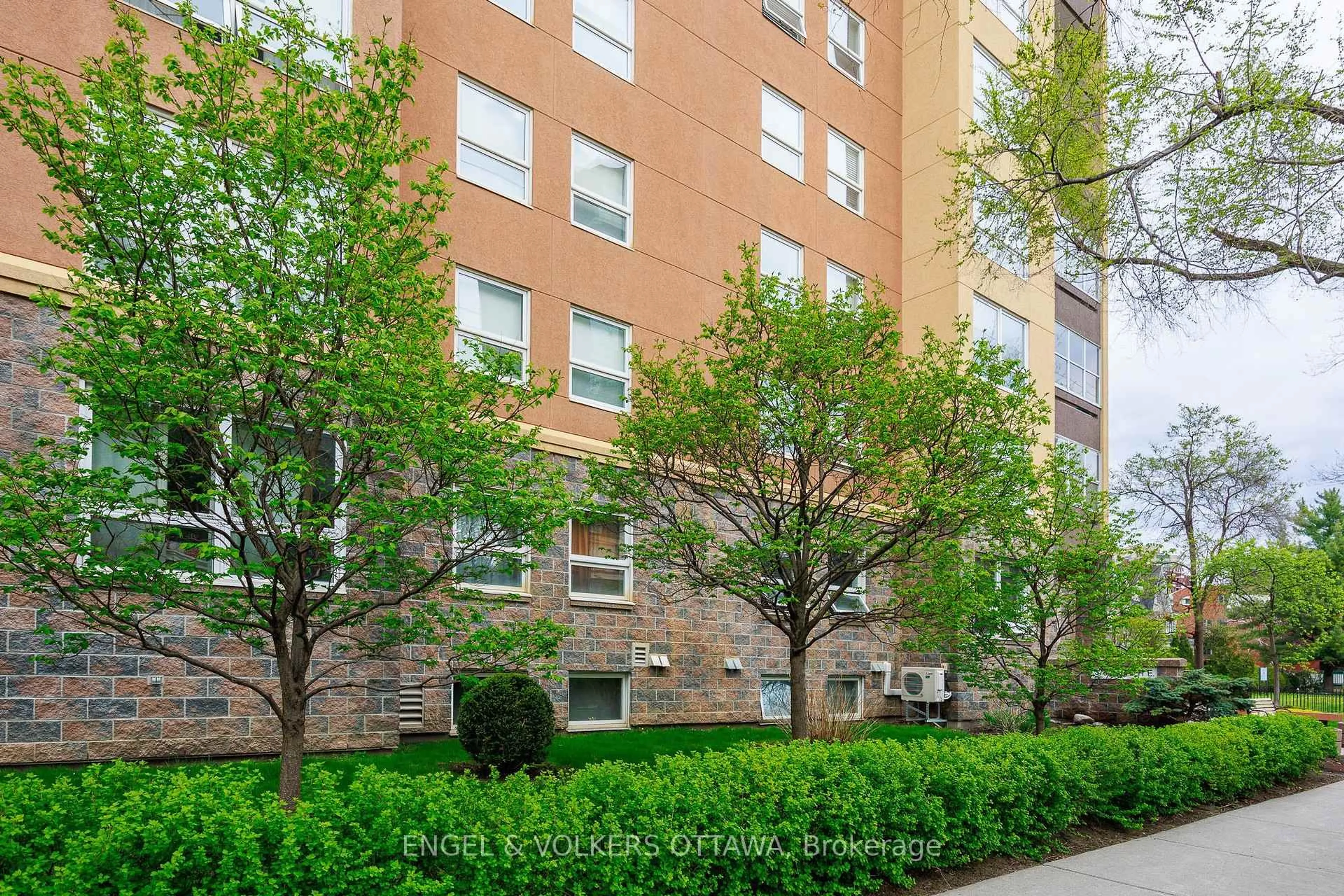Patio, street for 373 Laurier Ave #401, Ottawa Ontario K1N 8X6
