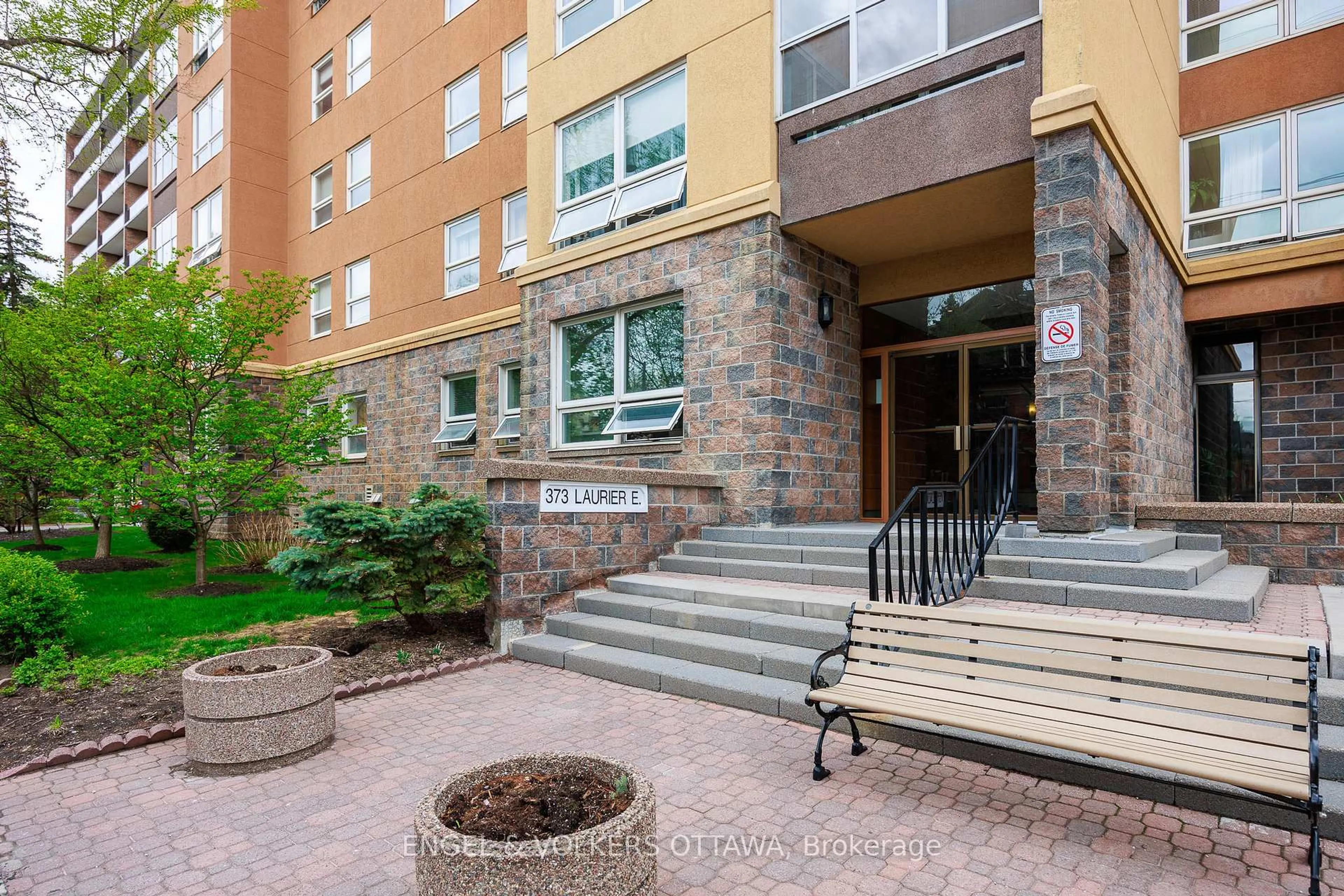 Patio, street for 373 Laurier Ave #401, Ottawa Ontario K1N 8X6