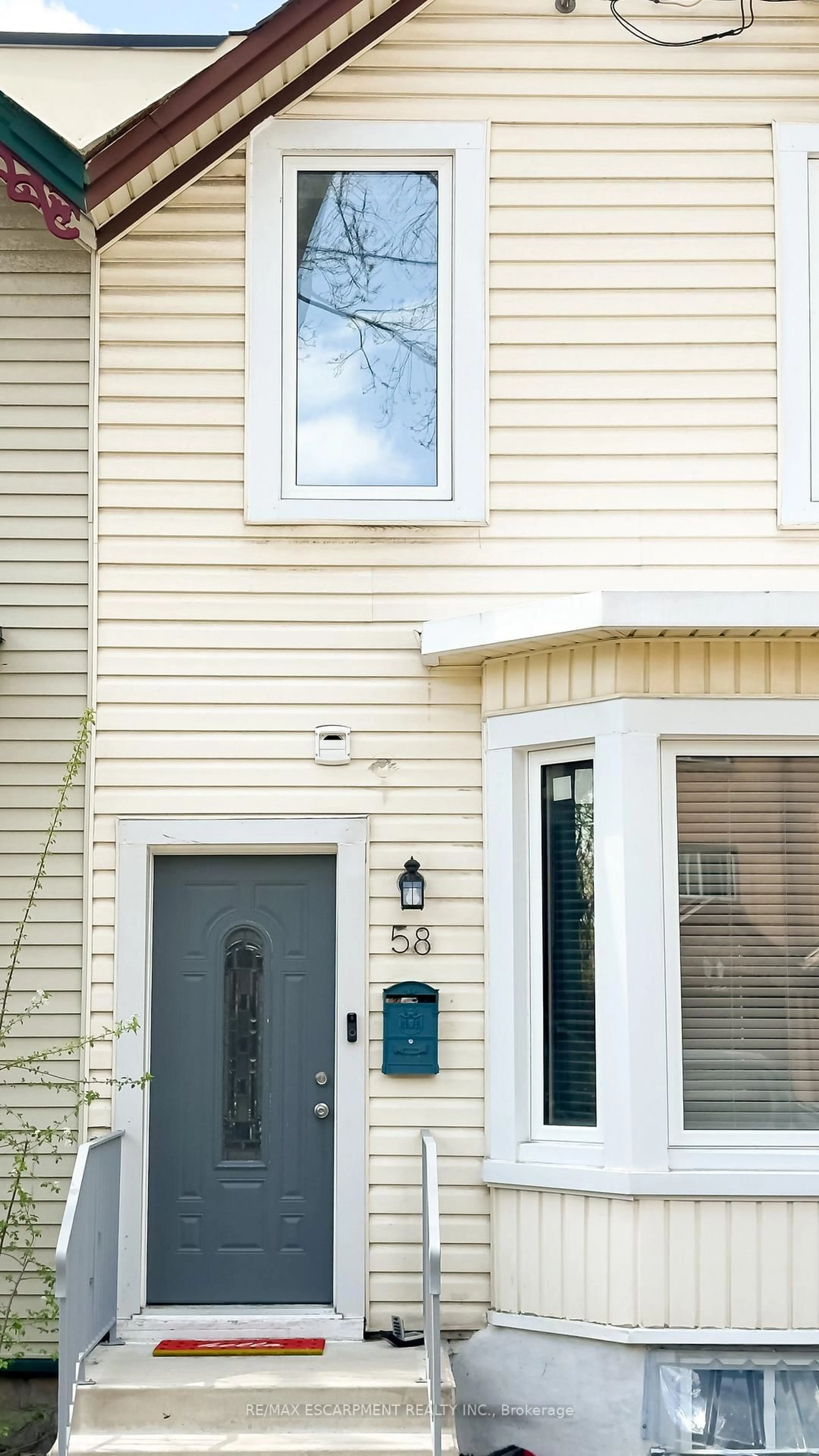 Home with vinyl exterior material, street for 58 Margaret St, Hamilton Ontario L8P 4C8