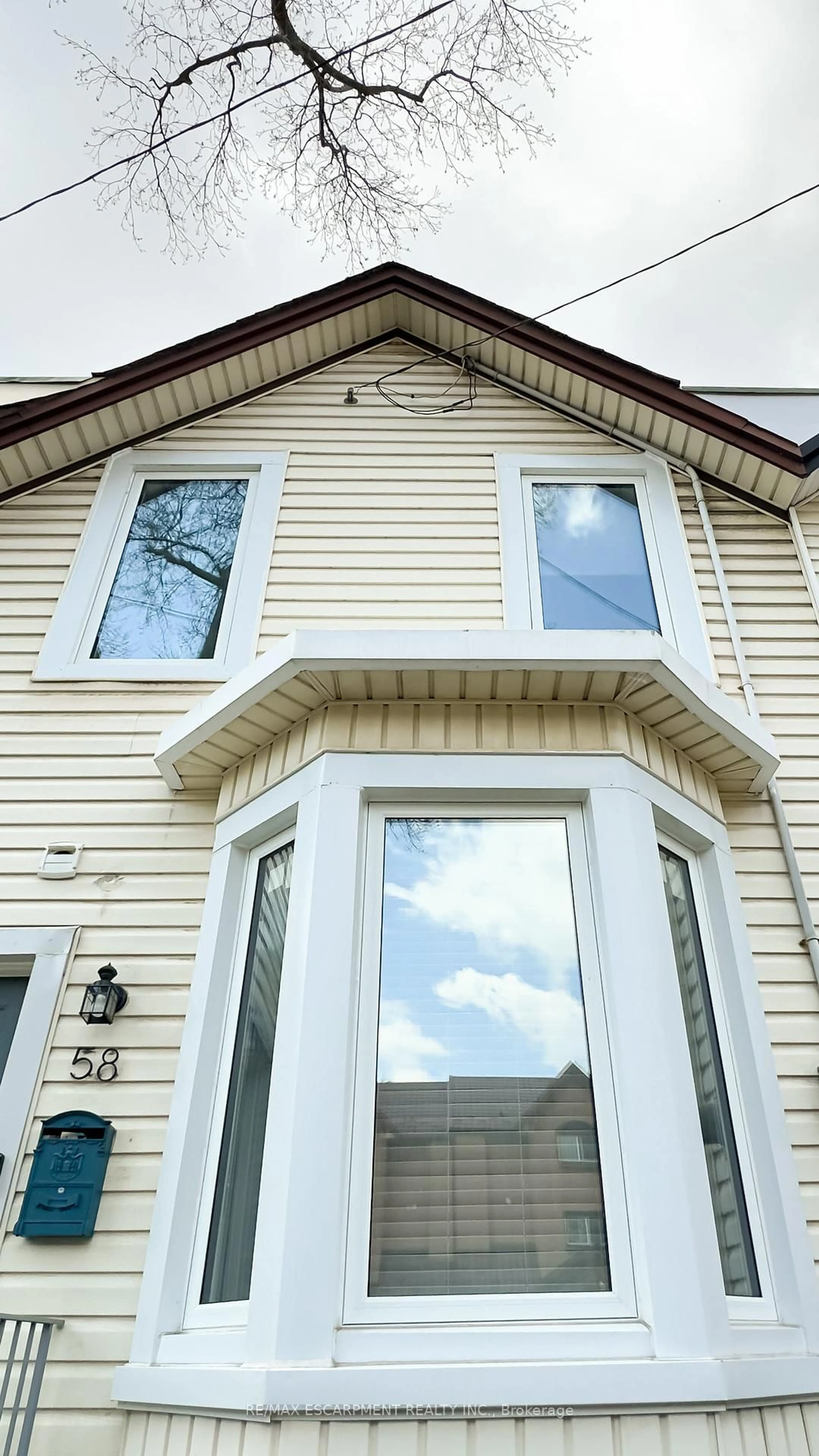 Home with vinyl exterior material, unknown for 58 Margaret St, Hamilton Ontario L8P 4C8