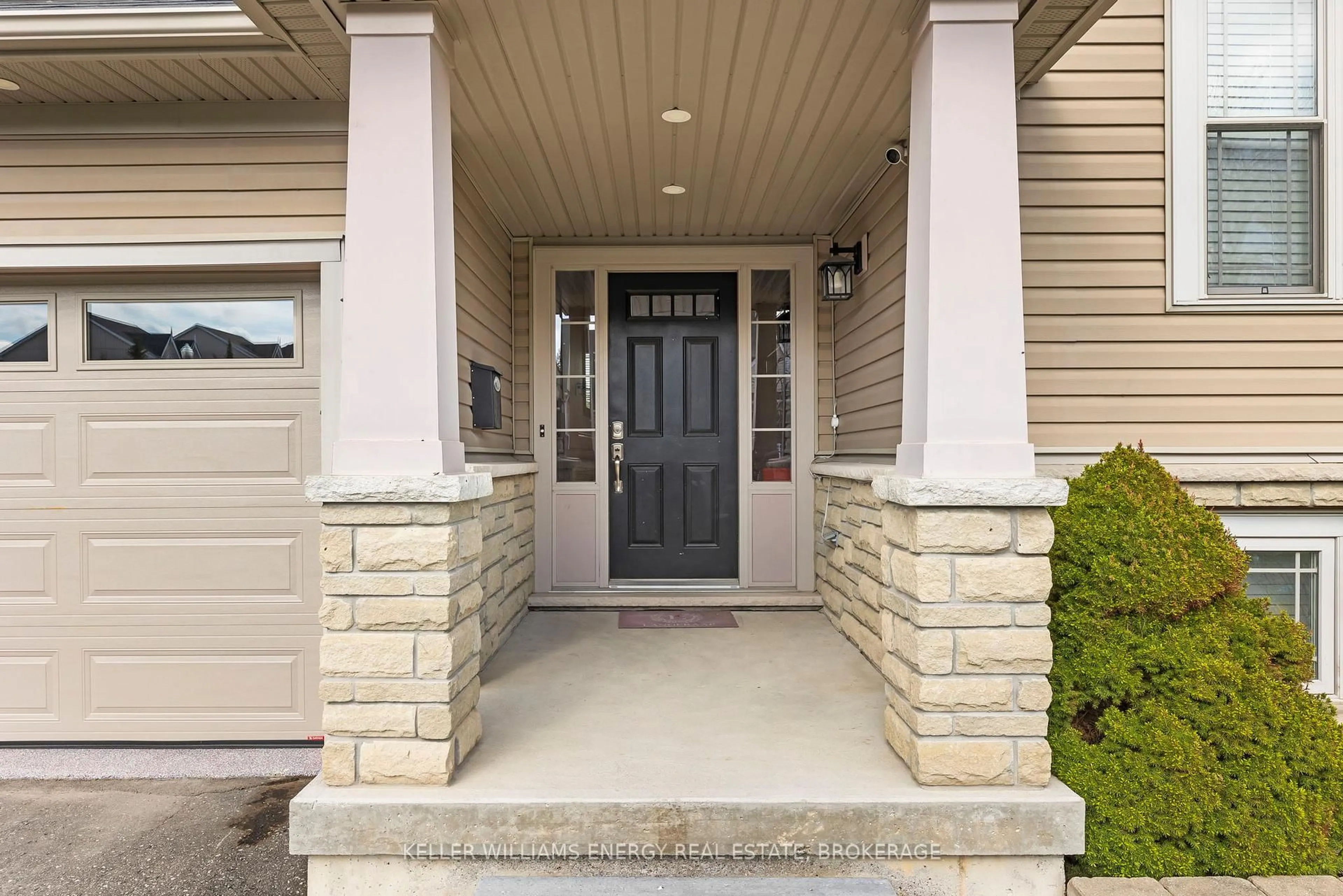 Indoor entryway for 104 Bowen Dr, Peterborough North Ontario K9H 0B8