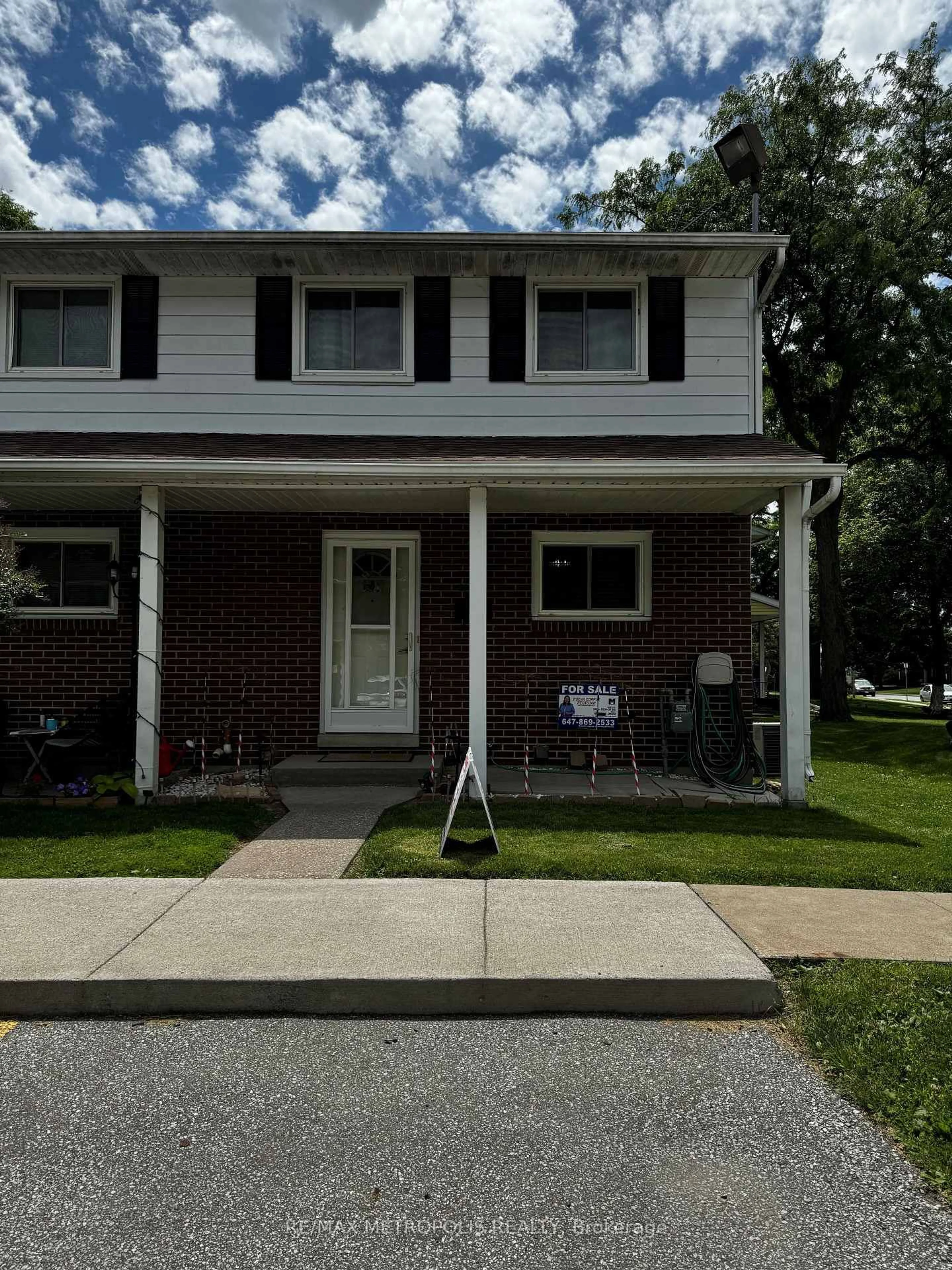 Home with vinyl exterior material, street for 2994 Meadowbrook Lane #2, Windsor Ontario N8T 3G8