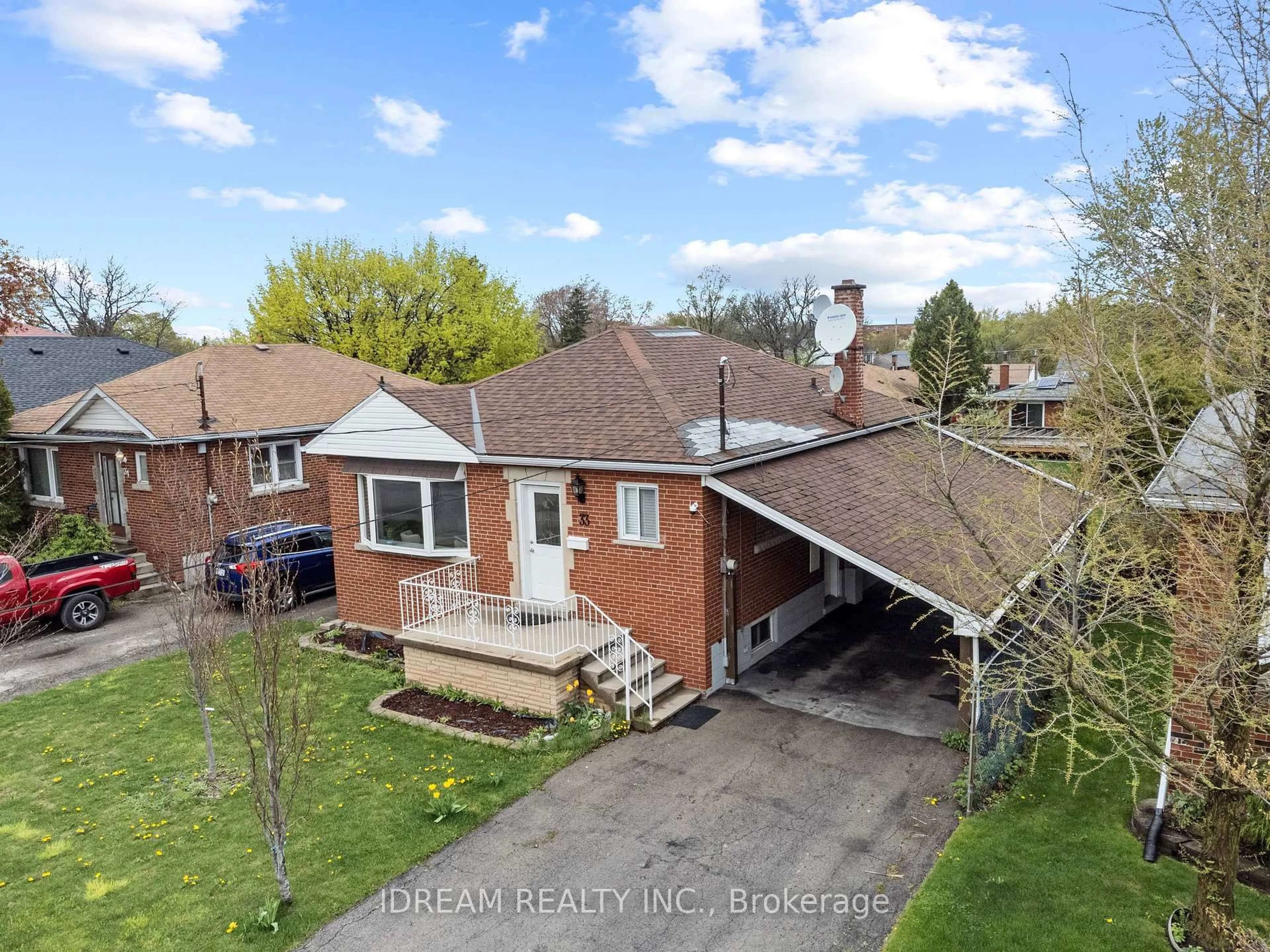 A pic from outside/outdoor area/front of a property/back of a property/a pic from drone, street for 33 Alderney Ave, Hamilton Ontario L9A 2A6