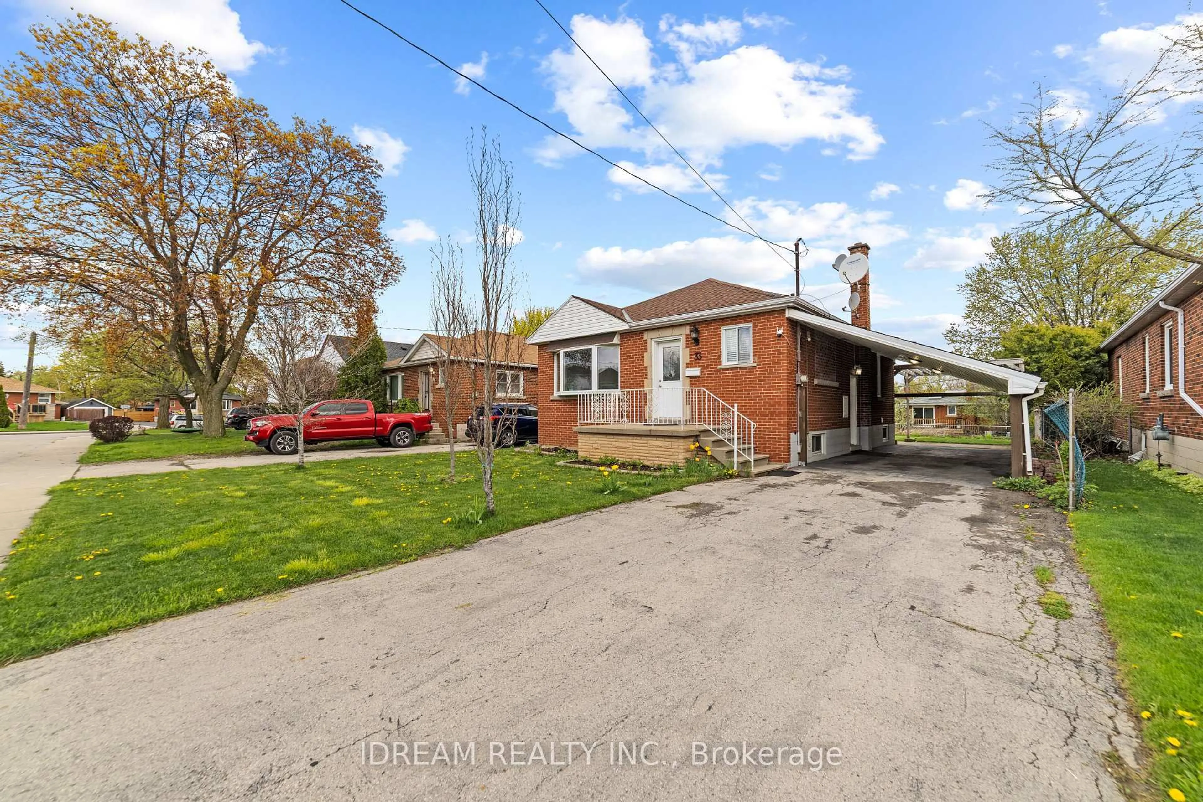 A pic from outside/outdoor area/front of a property/back of a property/a pic from drone, street for 33 Alderney Ave, Hamilton Ontario L9A 2A6