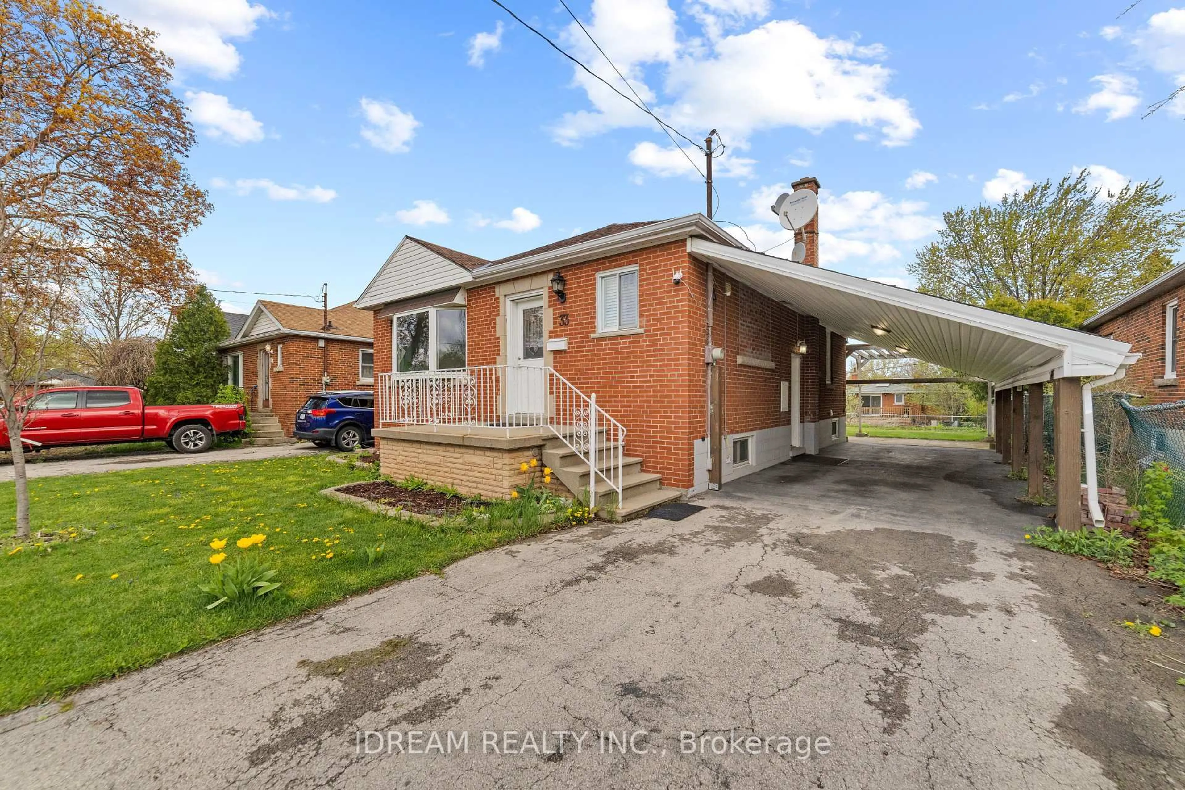 A pic from outside/outdoor area/front of a property/back of a property/a pic from drone, street for 33 Alderney Ave, Hamilton Ontario L9A 2A6
