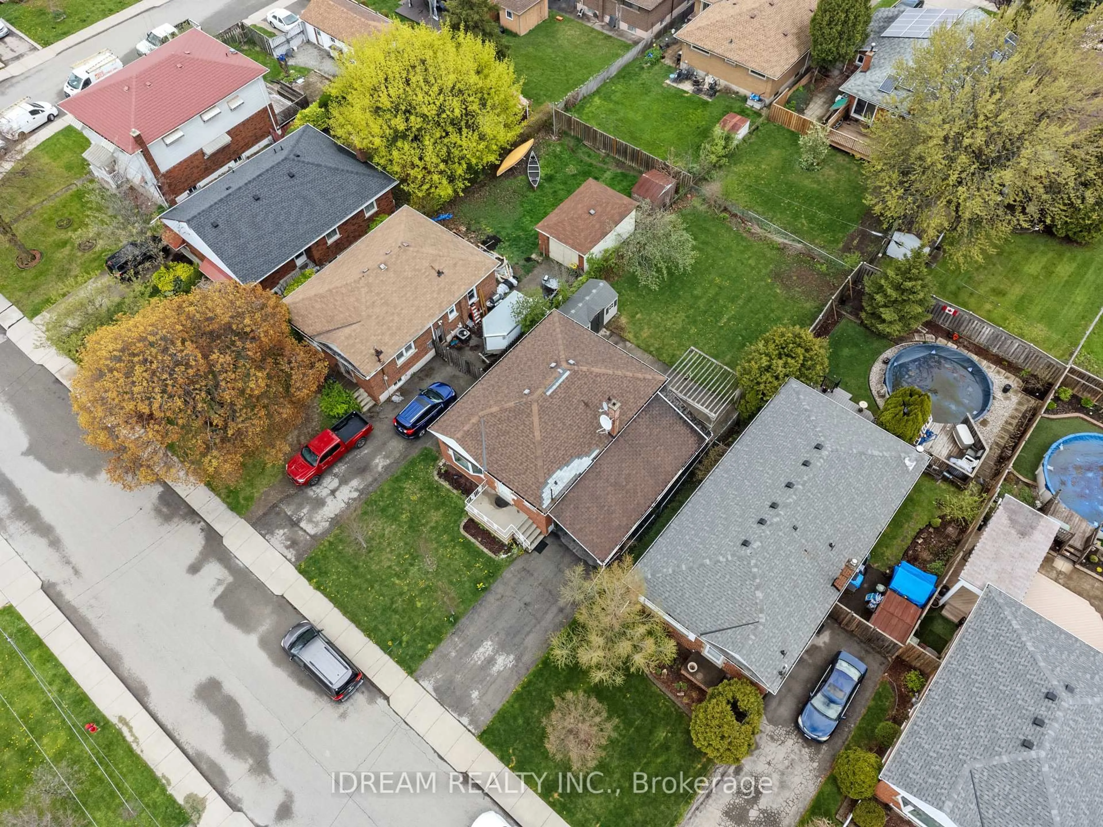 A pic from outside/outdoor area/front of a property/back of a property/a pic from drone, street for 33 Alderney Ave, Hamilton Ontario L9A 2A6