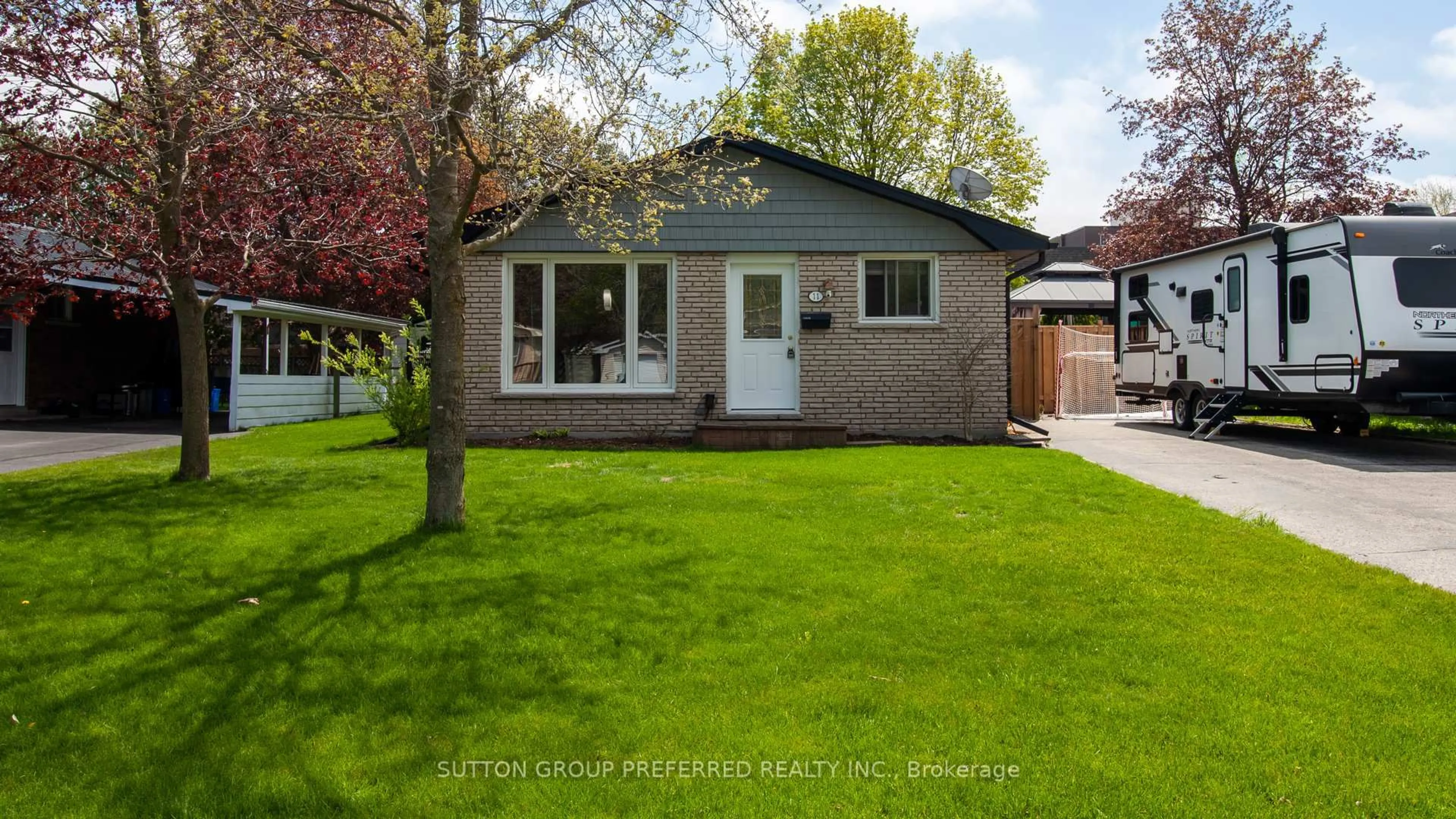 Home with vinyl exterior material, street for 11 Stoney Crt, Tillsonburg Ontario N4G 4R7