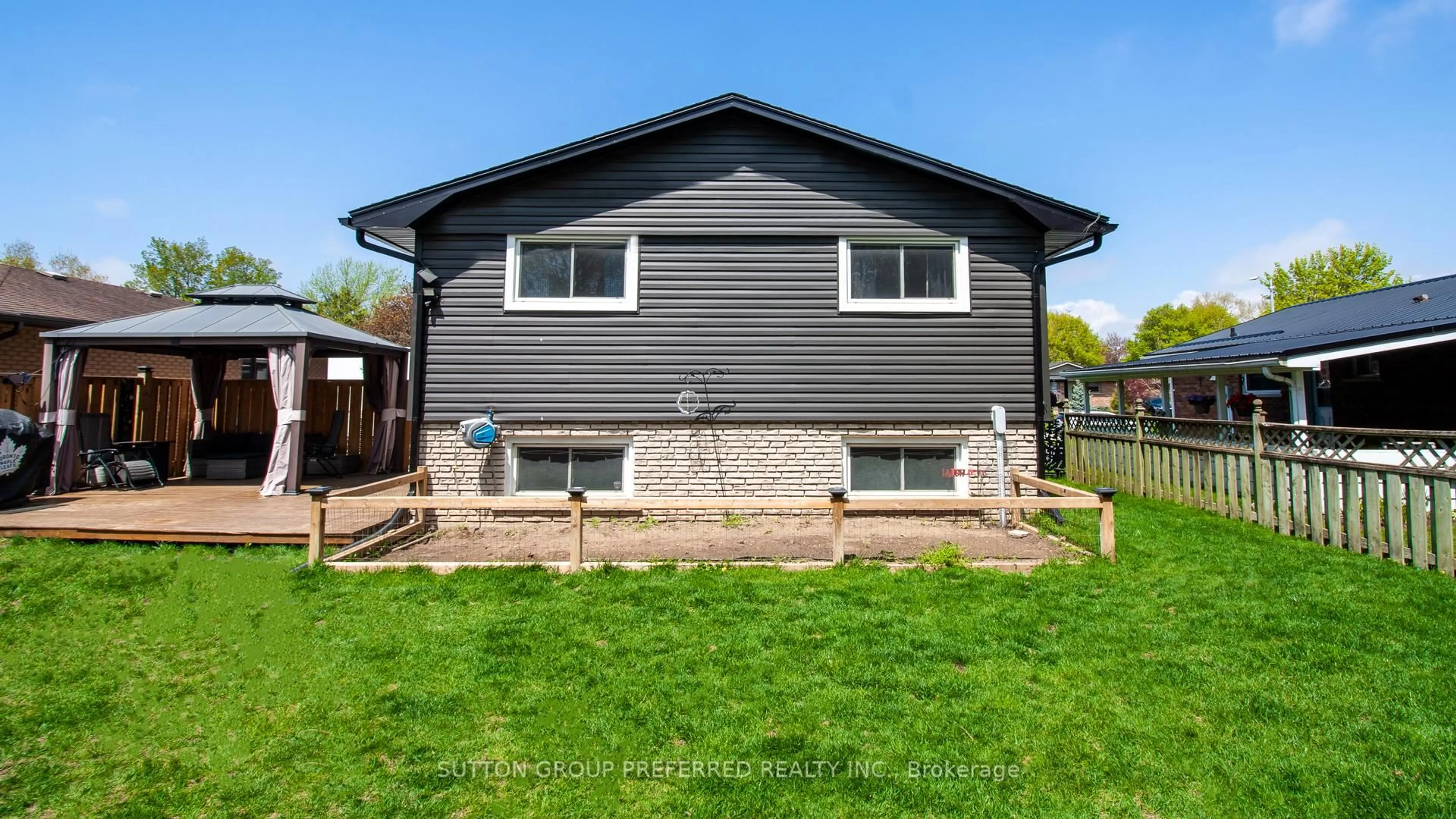 Home with vinyl exterior material, building for 11 Stoney Crt, Tillsonburg Ontario N4G 4R7