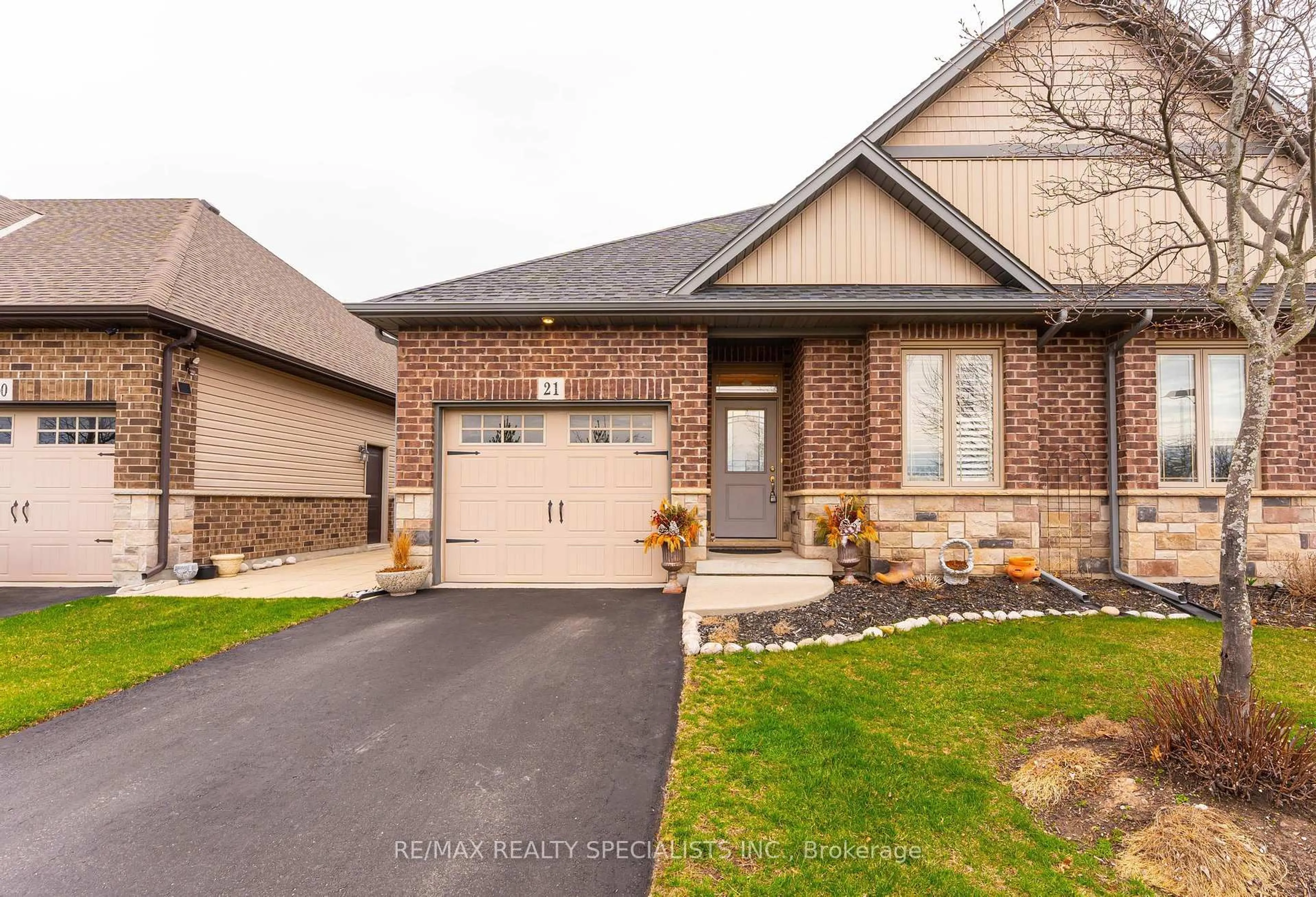 Home with brick exterior material, street for 9528 Hendershot Blvd #21, Niagara Falls Ontario L2H 0M1